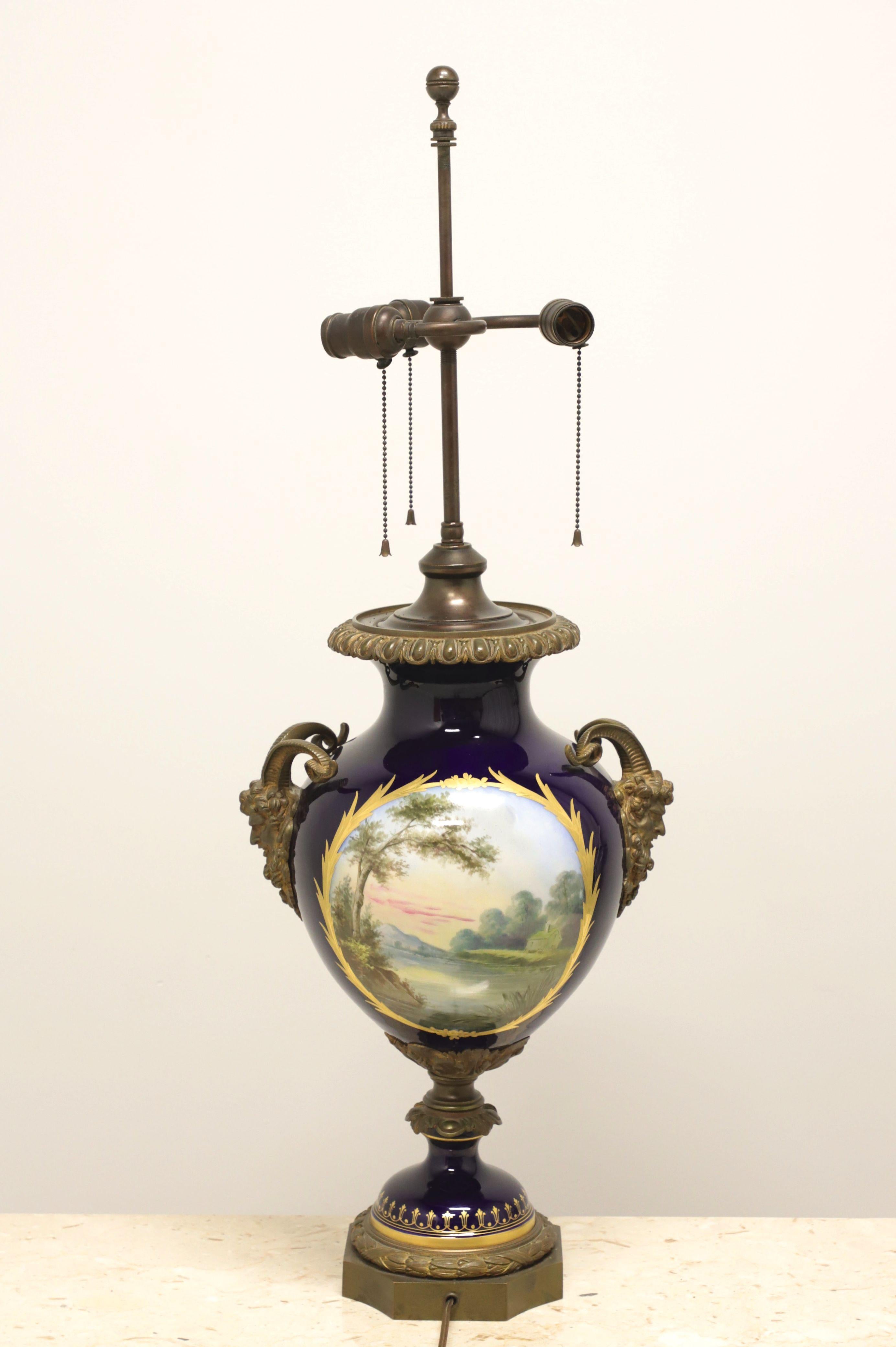 Provincial français Porcelaine de Sèvres du 19ème siècle avec bronze doré monté comme lampe de bureau en vente