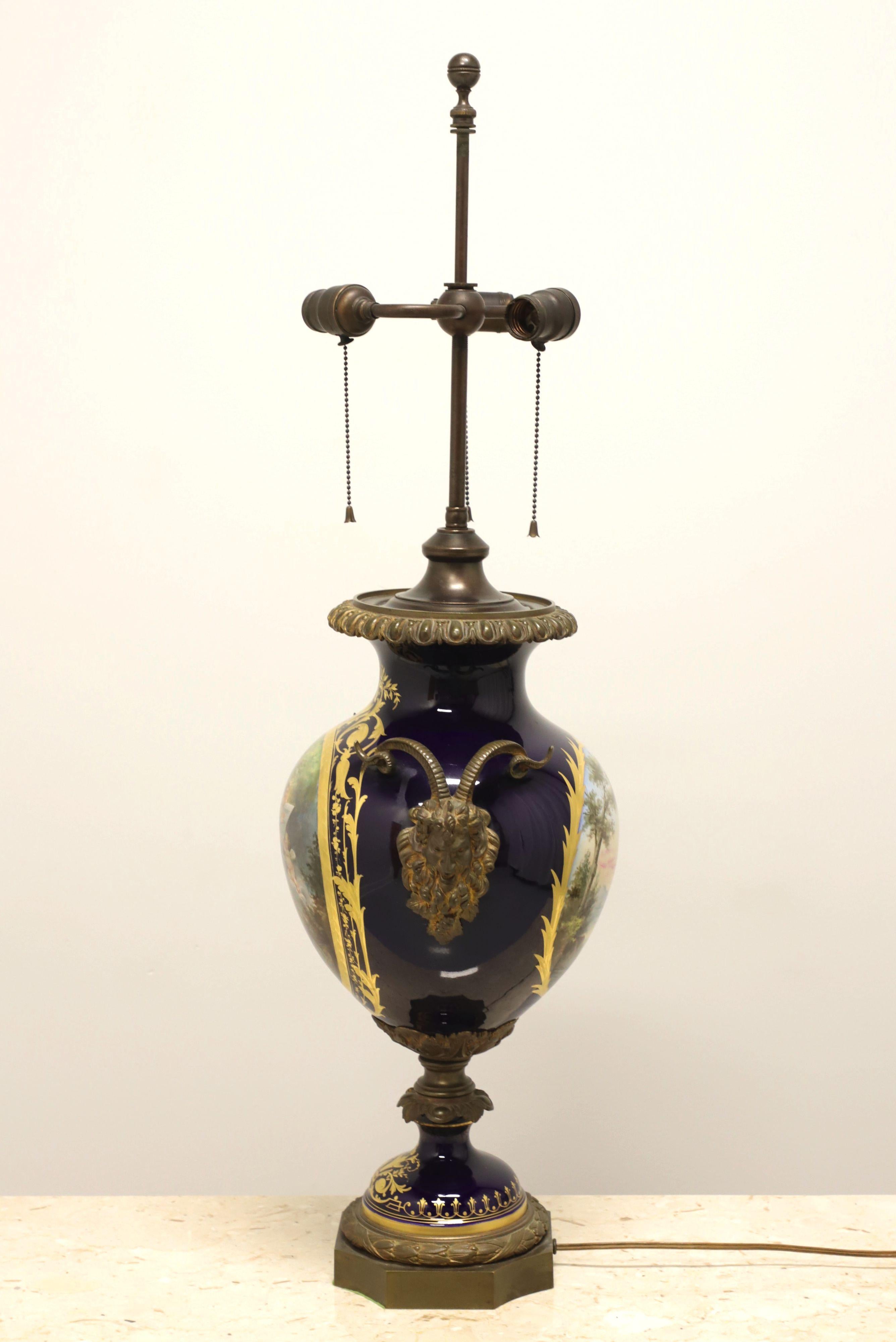Français Porcelaine de Sèvres du 19ème siècle avec bronze doré monté comme lampe de bureau en vente