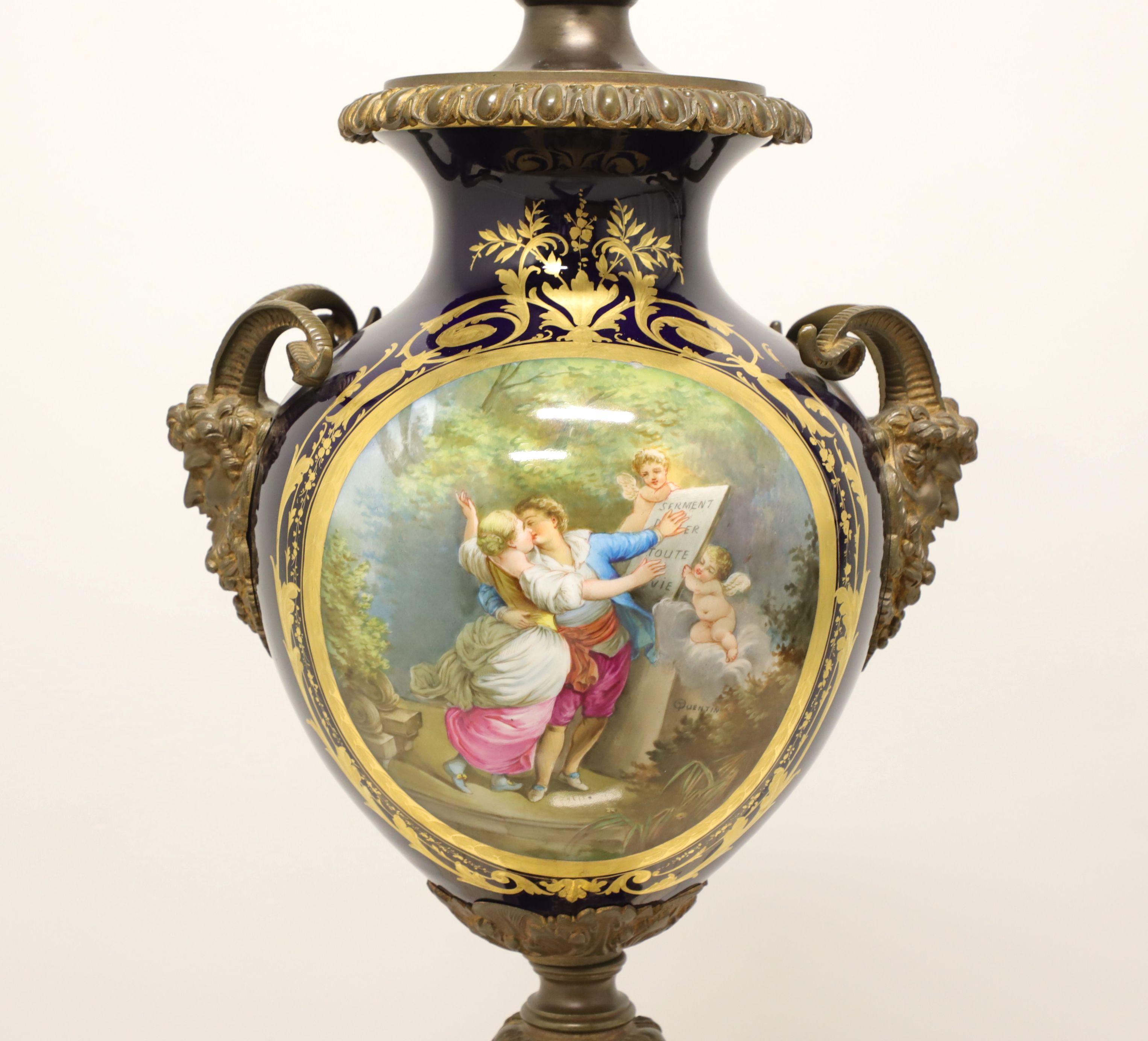 XIXe siècle Porcelaine de Sèvres du 19ème siècle avec bronze doré monté comme lampe de bureau en vente