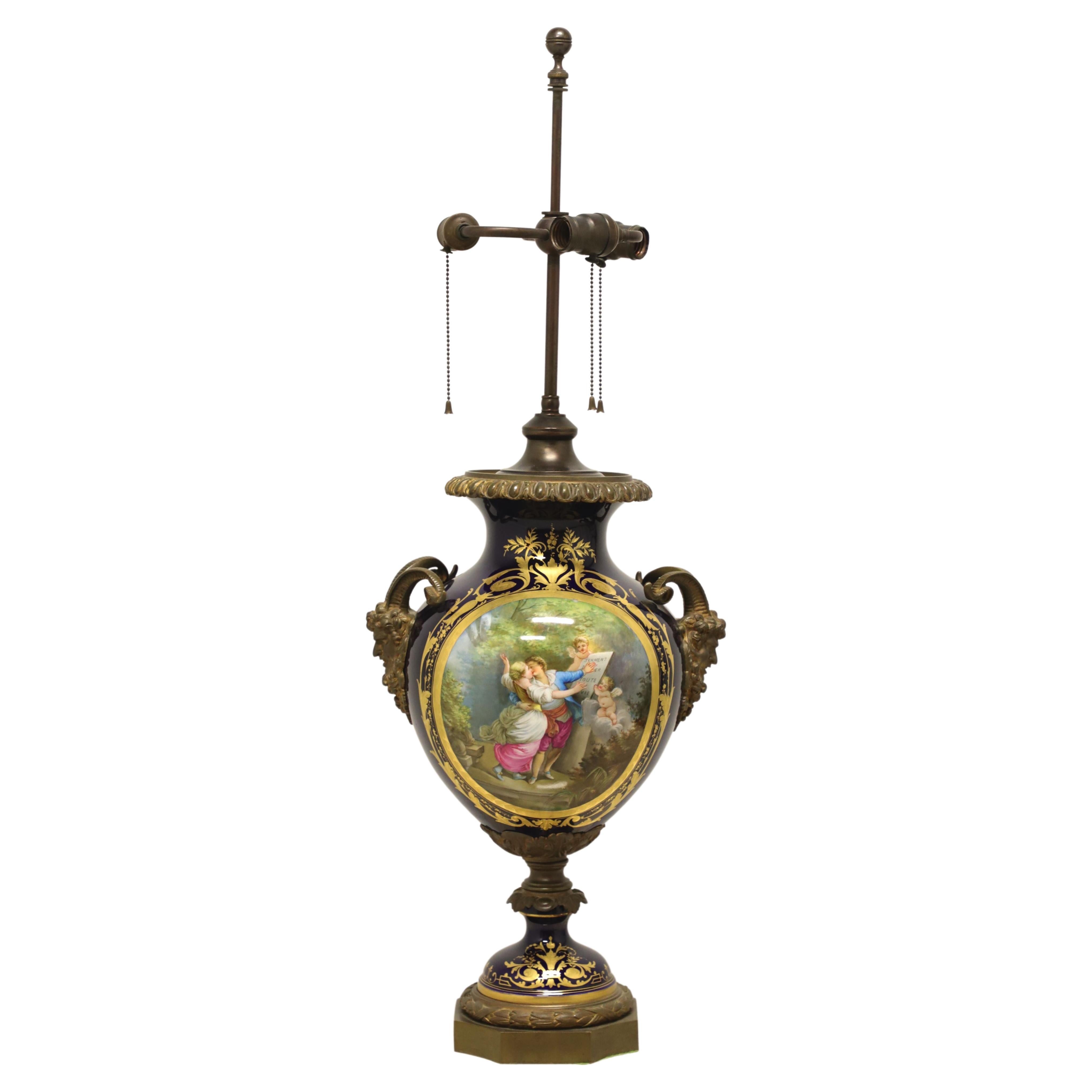 Porcelaine de Sèvres du 19ème siècle avec bronze doré monté comme lampe de bureau