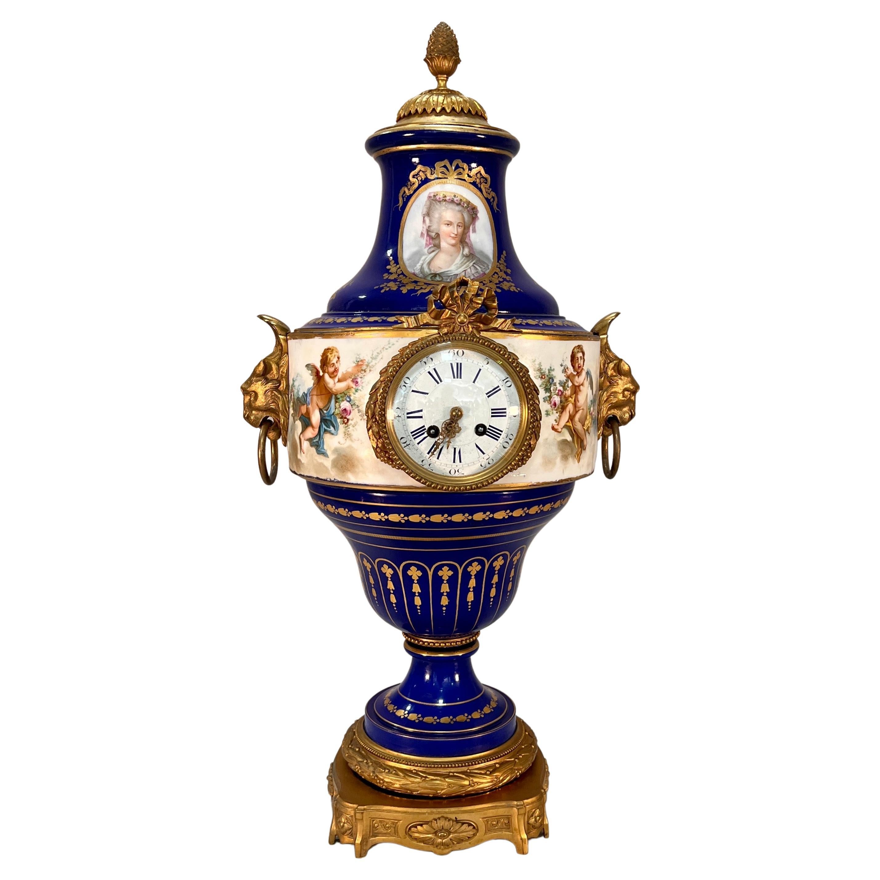 Pendule en porcelaine de style Sèvres du 19e siècle, en forme de balustre
