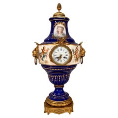 Pendule en porcelaine de style Sèvres du 19e siècle, en forme de balustre