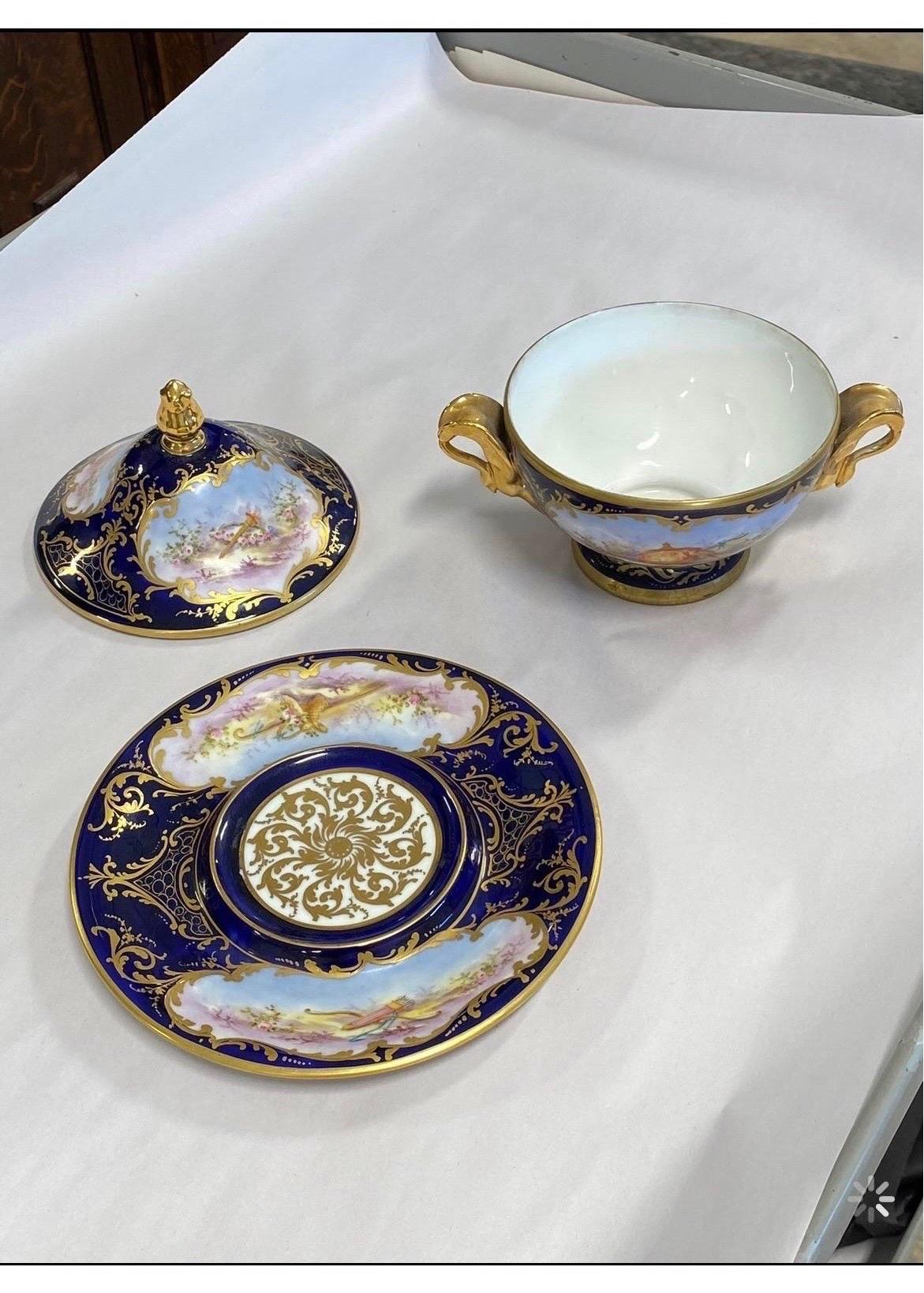 Plat à cour à couvercle en porcelaine de cobalt de style Sèvres du 19e siècle en vente 5