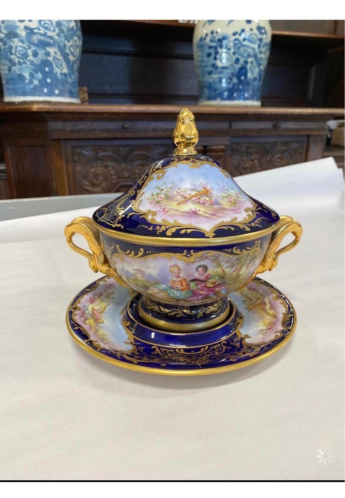 Un superbe plat couvert et un dessous d'assiette en porcelaine de style Sèvres du 19e siècle représentant une scène de courtisanerie.
