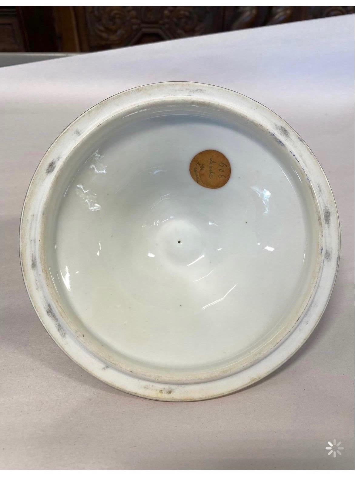 Émail Plat à cour à couvercle en porcelaine de cobalt de style Sèvres du 19e siècle en vente
