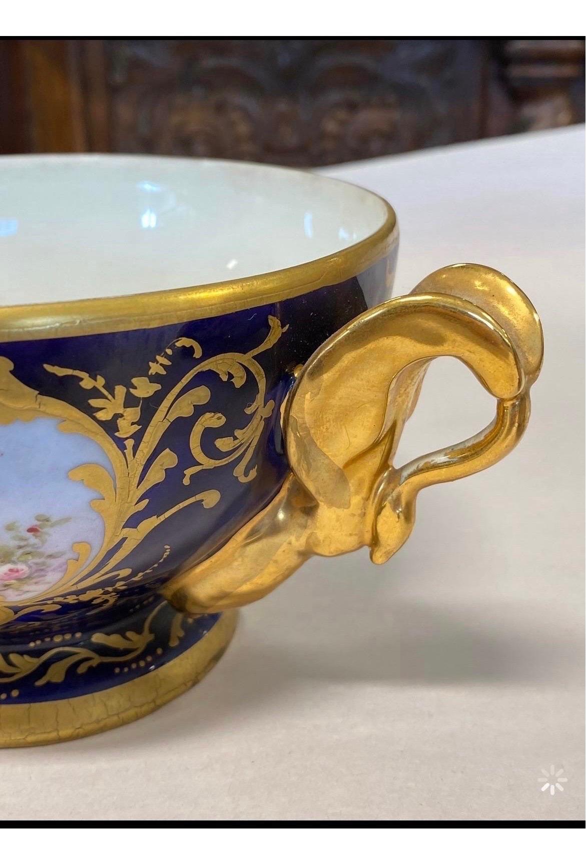 Plat à cour à couvercle en porcelaine de cobalt de style Sèvres du 19e siècle en vente 1