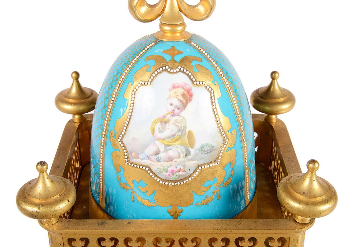 Französische Kaminuhr im Sevres-Stil des 19. Jahrhunderts (Vergoldet) im Angebot