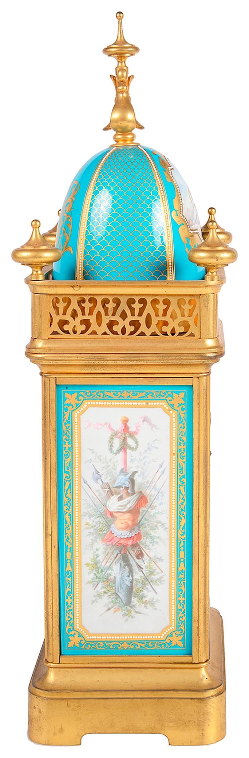 Französische Kaminuhr im Sevres-Stil des 19. Jahrhunderts (Goldbronze) im Angebot