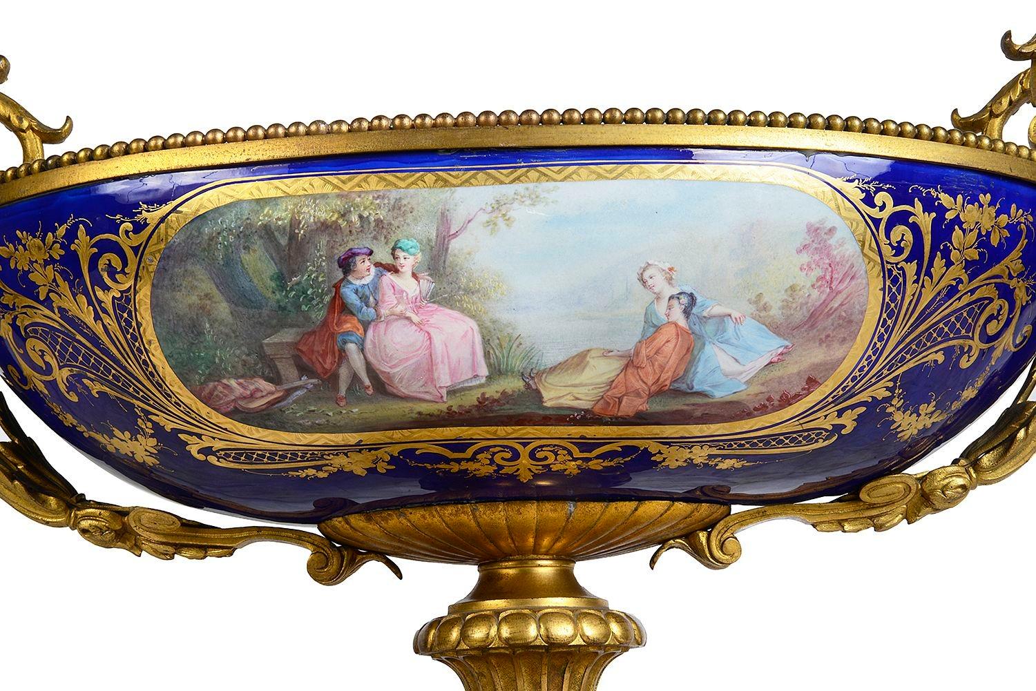 Luigi XIV Comportamento in porcellana francese del XIX secolo in stile Sevres. in vendita