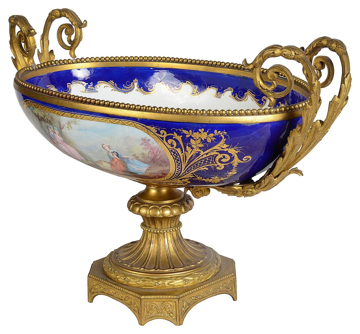 Dipinto a mano Comportamento in porcellana francese del XIX secolo in stile Sevres. in vendita