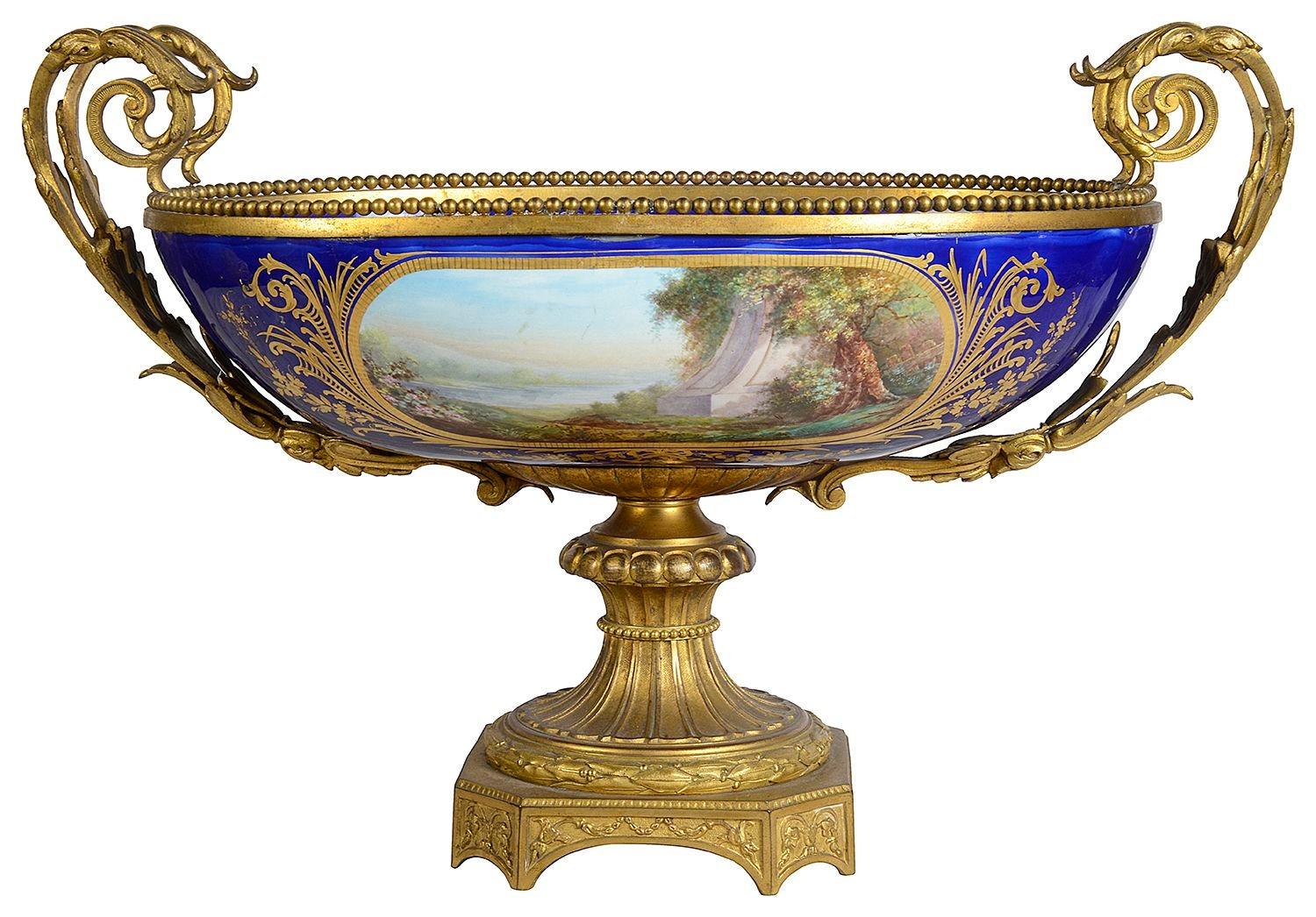 Porcellana Comportamento in porcellana francese del XIX secolo in stile Sevres. in vendita