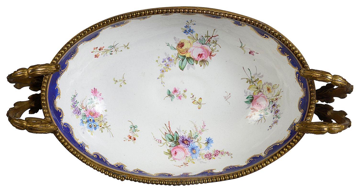 Comportamento in porcellana francese del XIX secolo in stile Sevres. in vendita 2