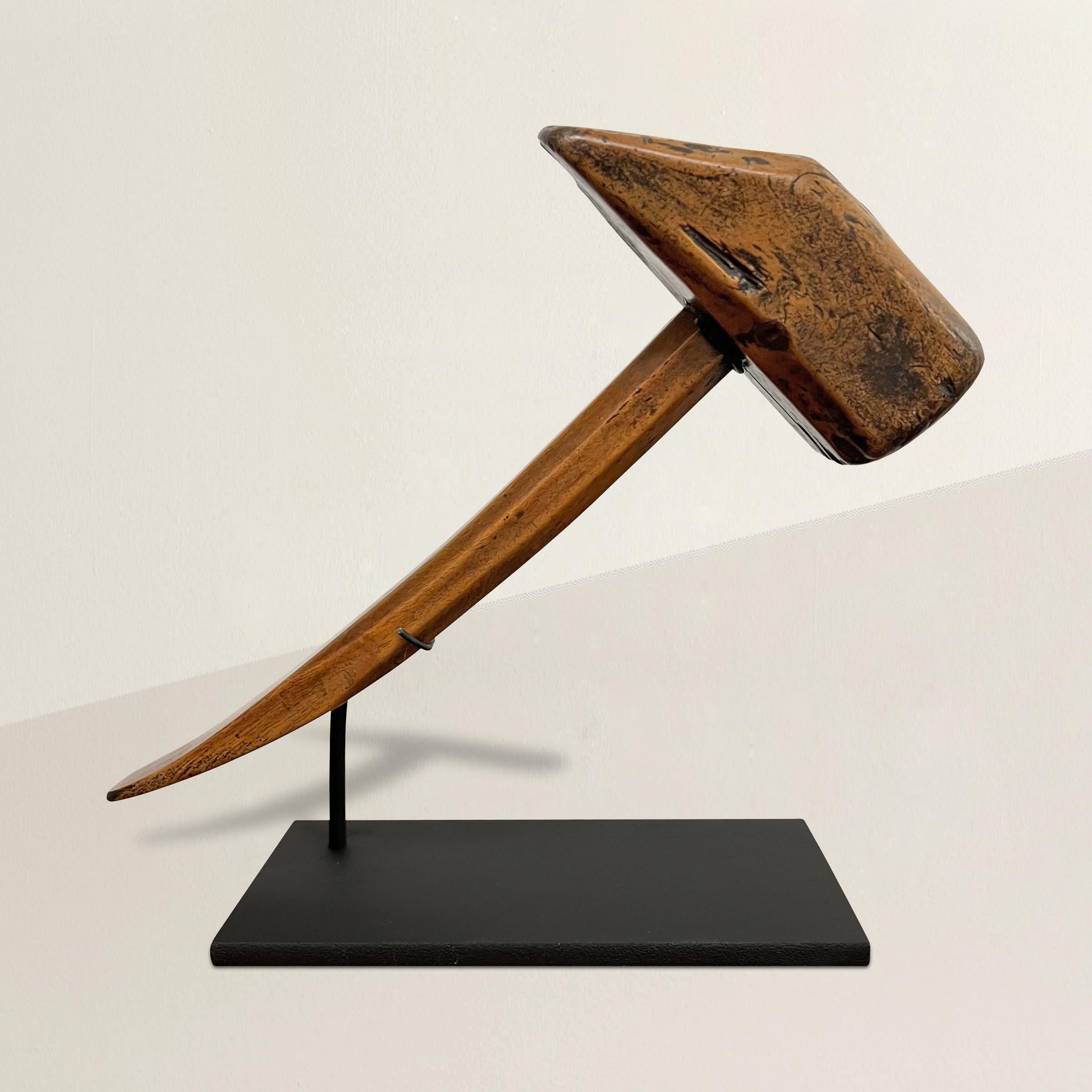 Ein treuer, hart arbeitender Schusterhammer aus französischem Nussbaumholz aus dem 19. Jahrhundert mit der schönsten Patina, die nur zweihundert Jahre Gebrauch verleihen können, und montiert auf einem speziell angefertigten Stahlständer. Ob Sie