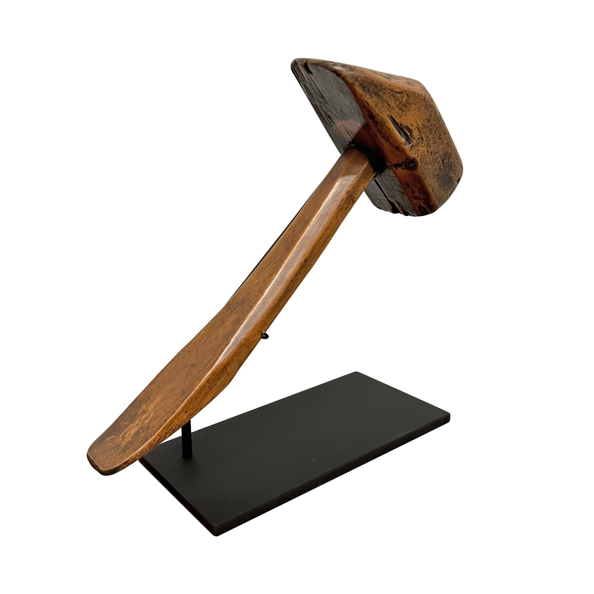 Französischer Schusterhammer aus dem 19. Jahrhundert auf einer speziellen Halterung (Walnuss) im Angebot