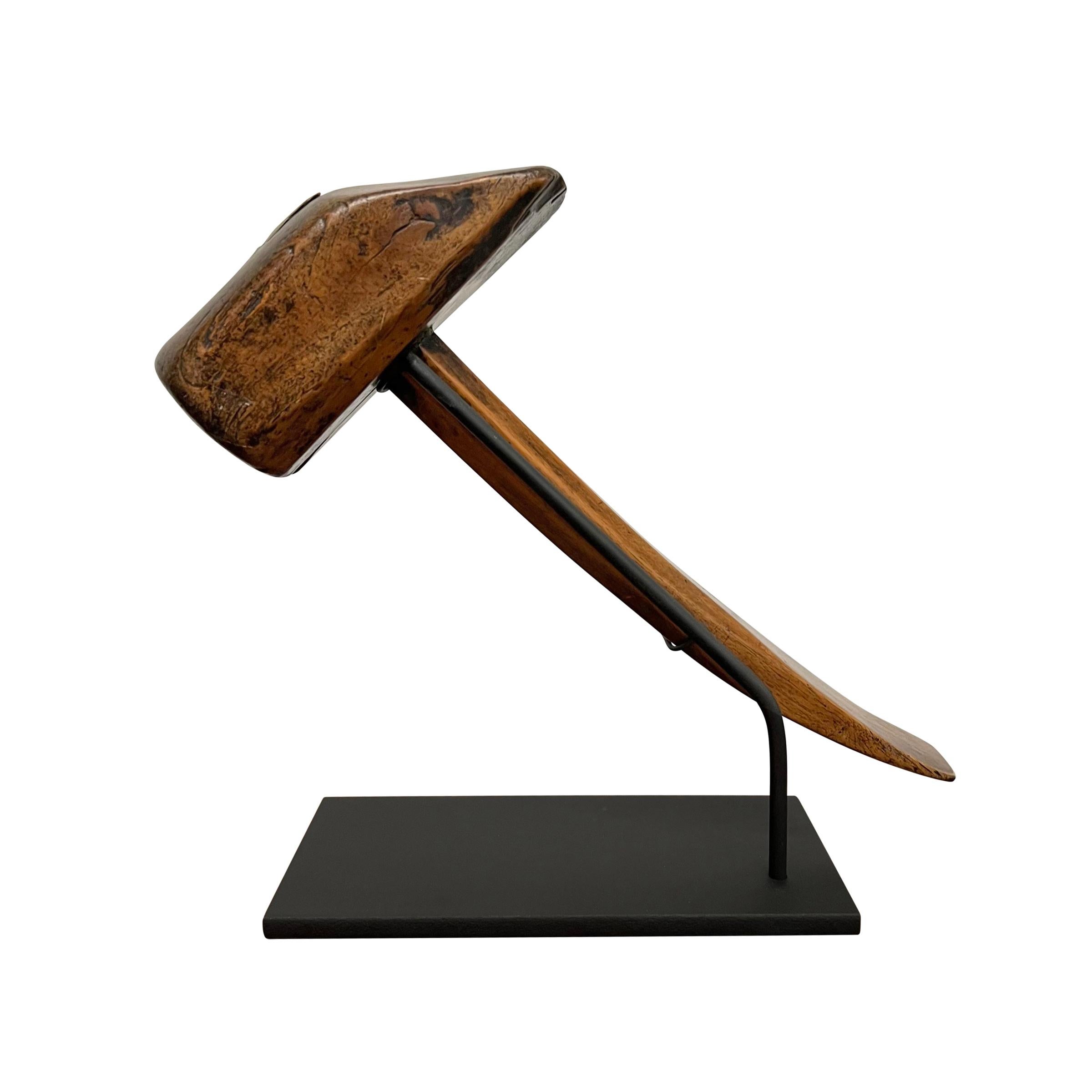 Französischer Schusterhammer aus dem 19. Jahrhundert auf einer speziellen Halterung im Angebot 2