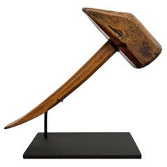 Französischer Schusterhammer aus dem 19. Jahrhundert auf einer speziellen Halterung