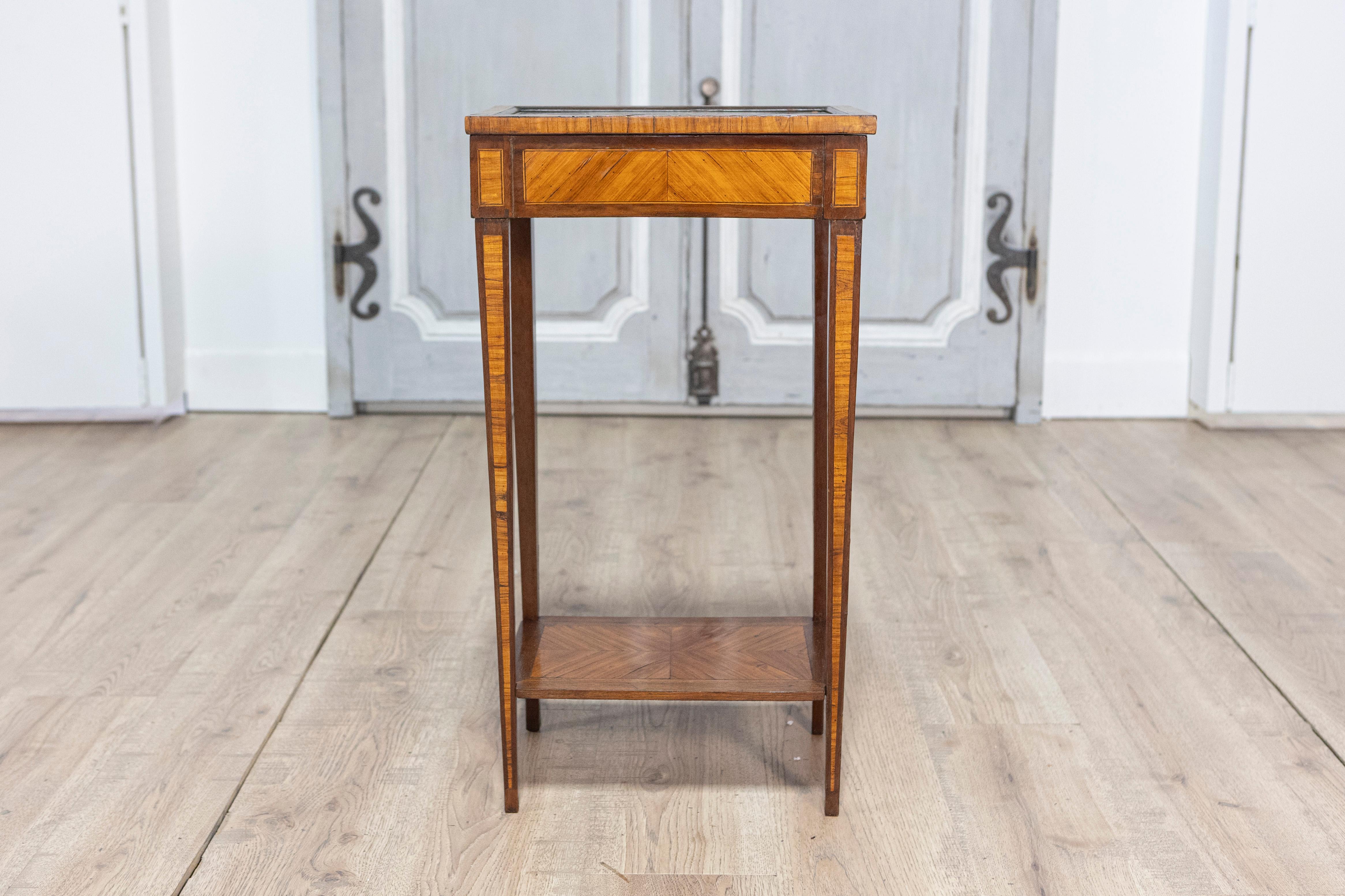 Französischer Vitrinentisch des 19. Jahrhunderts (Louis XVI.) im Angebot