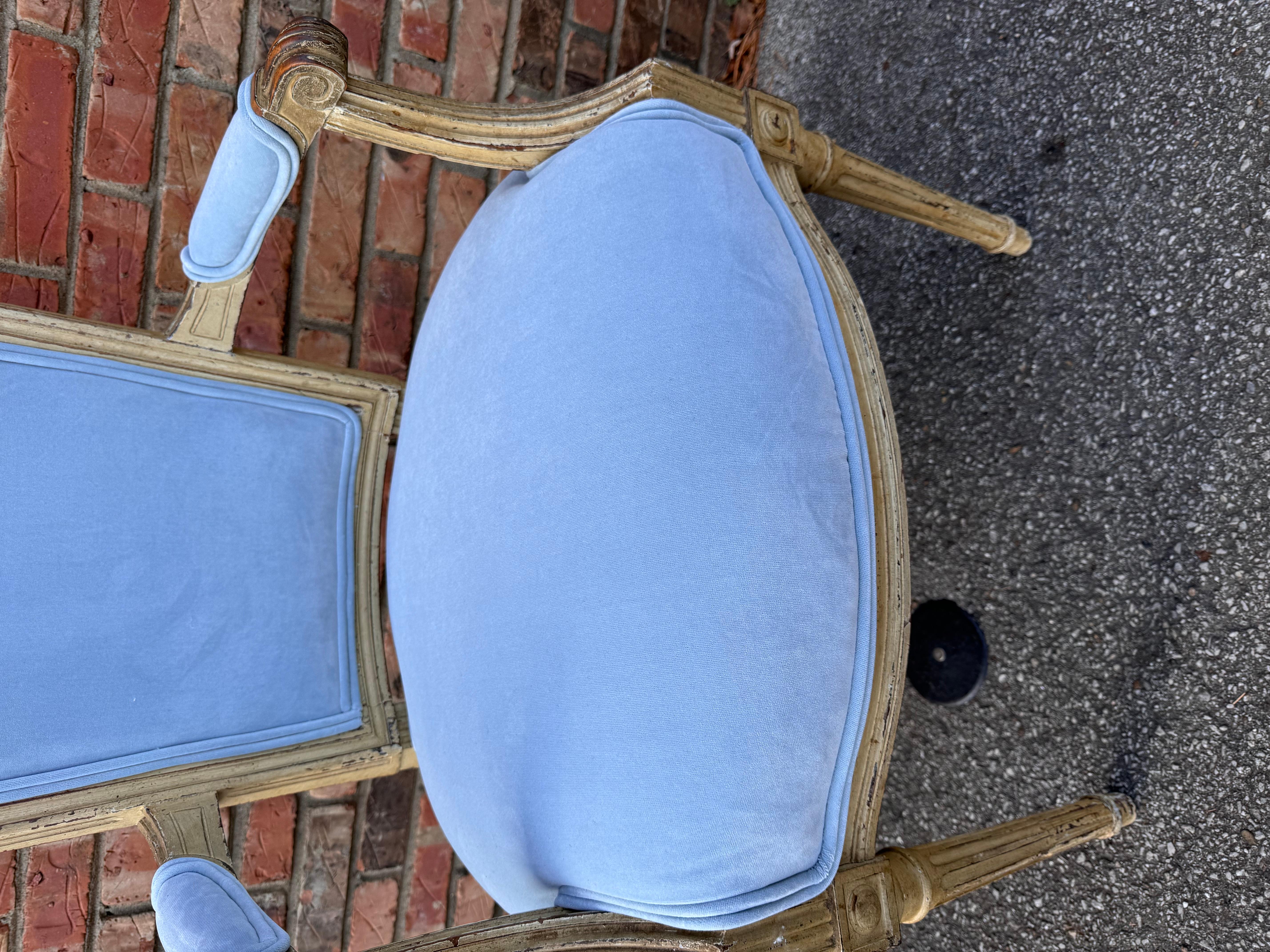 Cette douce chaise française de style gustavien est disponible individuellement ou par paire.
Fraîchement recouverts de velours bleu pâle, ils ajouteront une touche charmante à n'importe quel endroit de votre maison ! 

DIMENSIONS
23ʺW × 24ʺD × 37ʺH