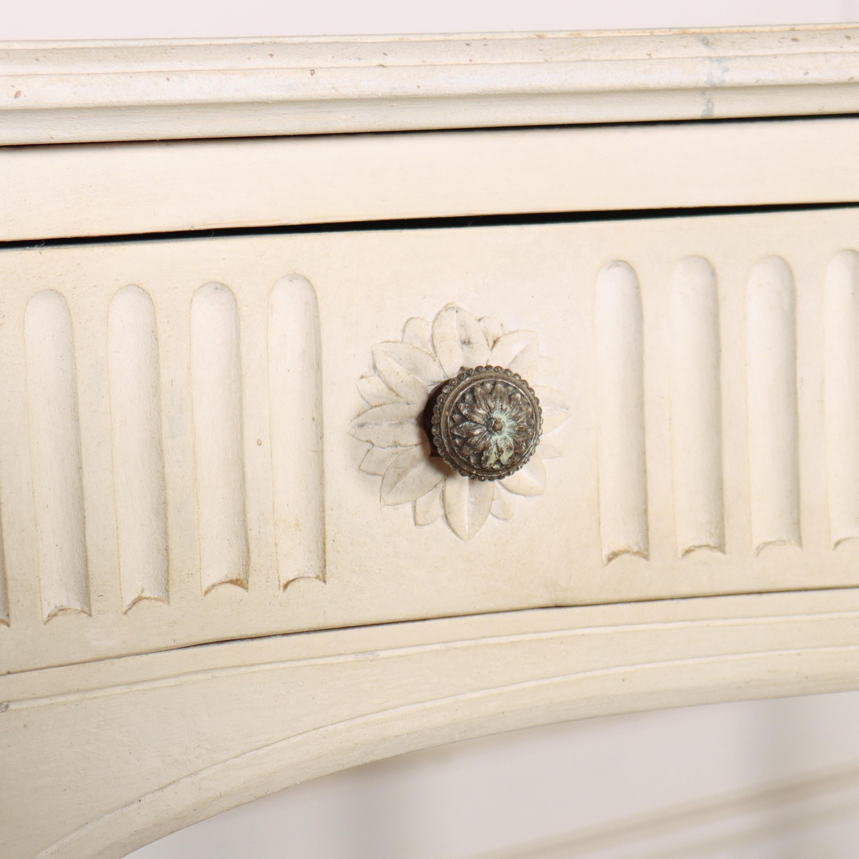 Table d'appoint française du 19e siècle en vente 3