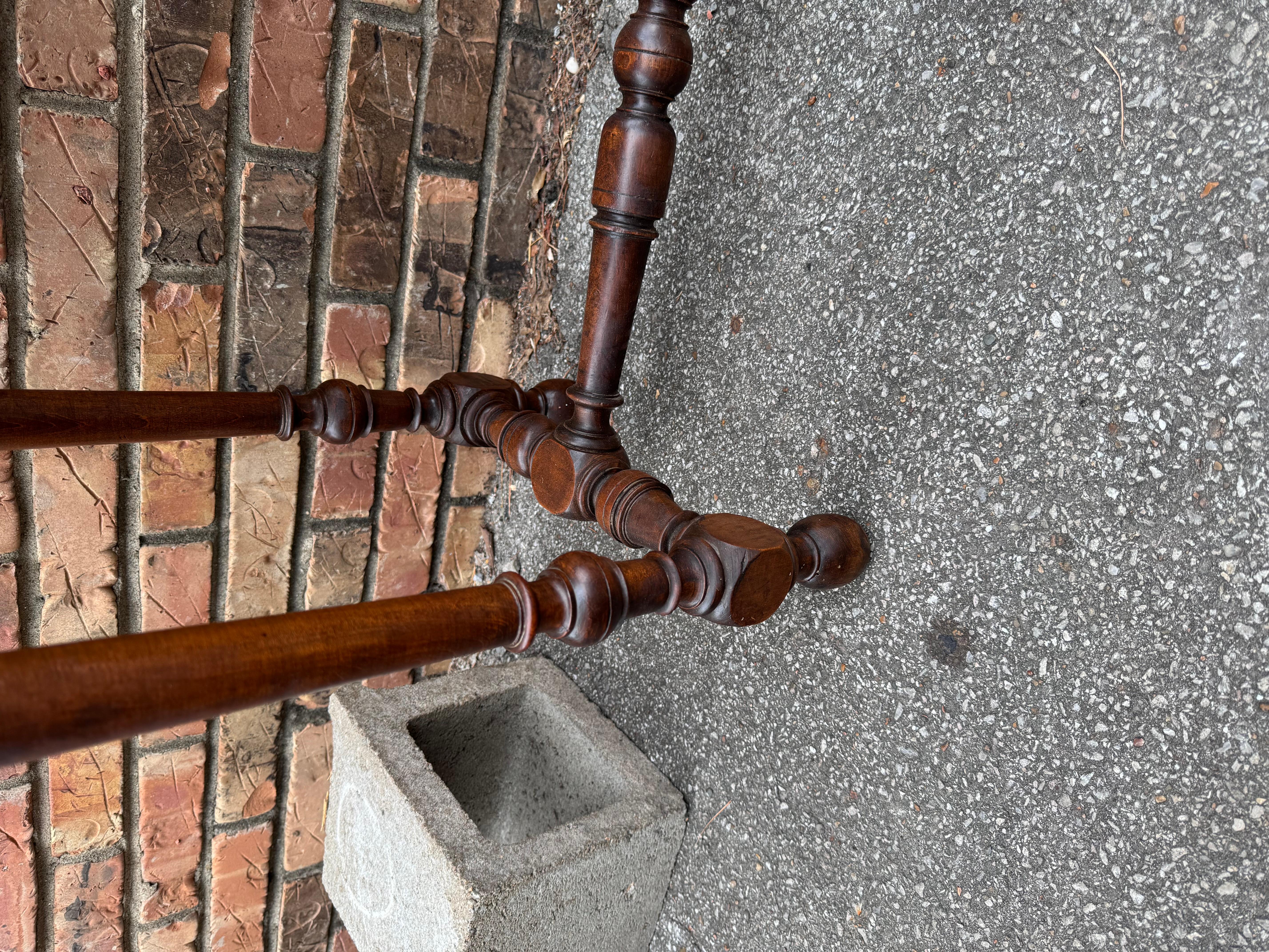 Si tratta di un bellissimo tavolino francese risalente alla fine dell'Ottocento, con un solo cassetto, gambe ben tornite e un'incisione a croce sul fondo che aggiunge ulteriore charme. Il legno ha una bella patina e mostra bene la sua età. I