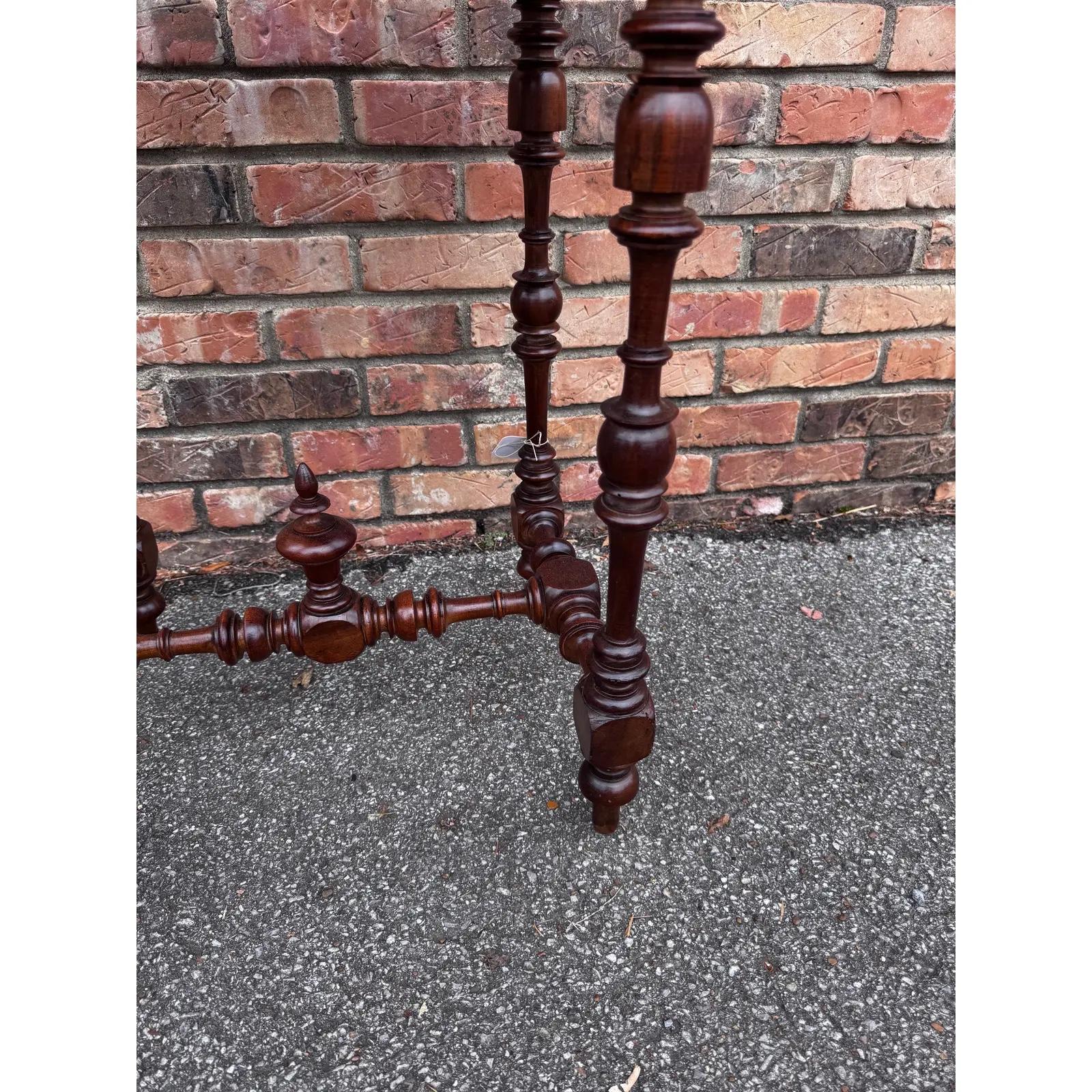 Il s'agit d'une belle table d'appoint française datant du début du 19e siècle. Cette petite table robuste est prête à accueillir n'importe quel objet. Le vernis français récent lui donne un bel éclat chaleureux. L'unique tiroir, doté d'une tirette,