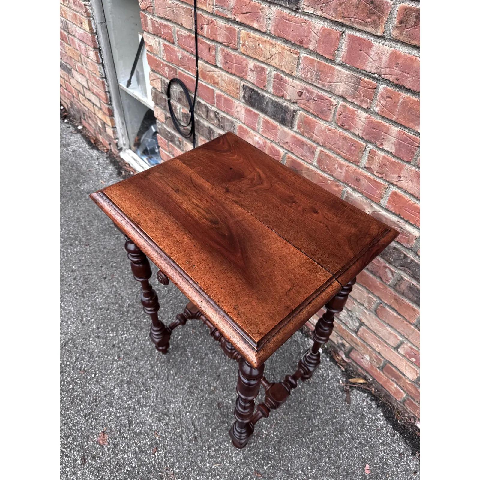 Français Table d'appoint française du 19e siècle en vente