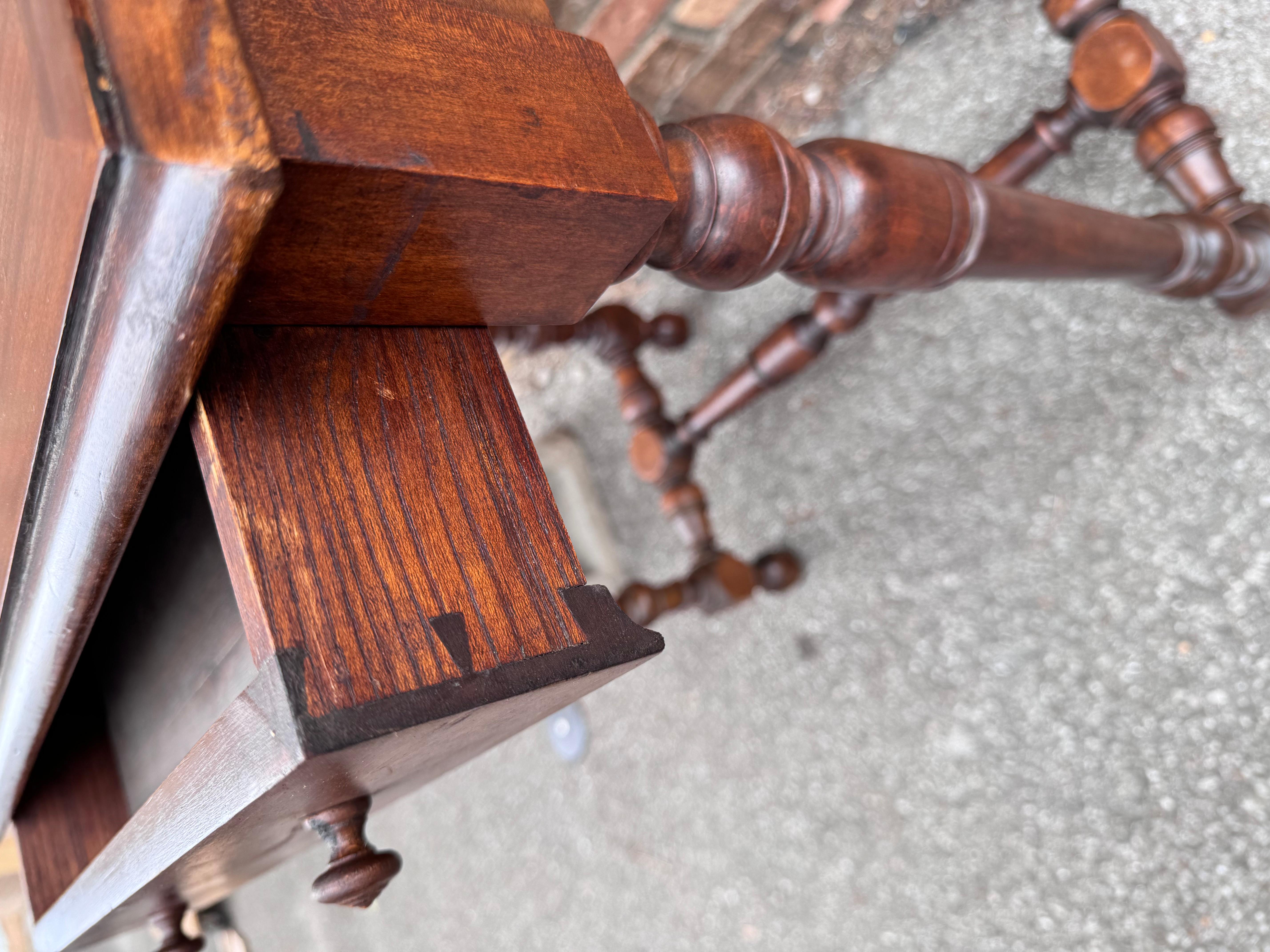 Legno massiccio Tavolino francese del XIX secolo in vendita