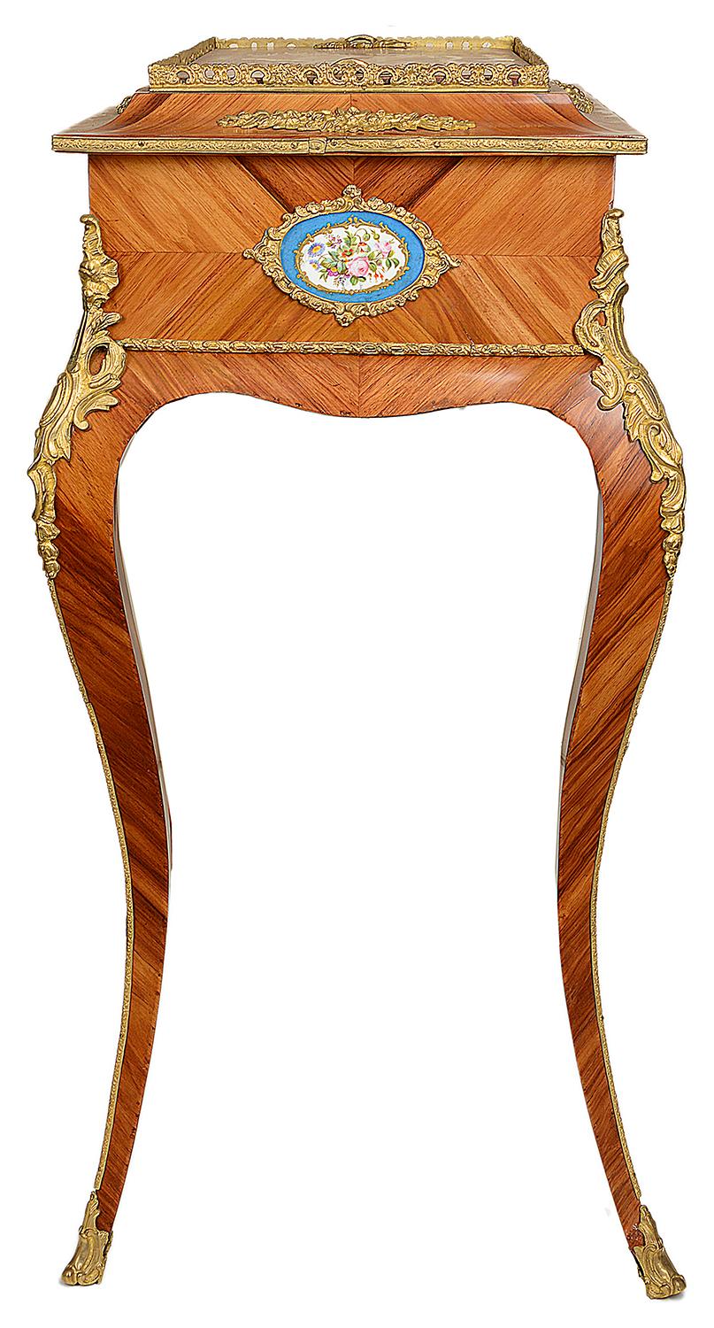 Une table d'appoint/jardinière de bonne qualité en bois de roi français de la fin du 19e siècle. Le couvercle amovible révèle la jardinière garnie de zinc, une galerie en bronze doré, des plaques de porcelaine de style Sèvres sur la frise et repose