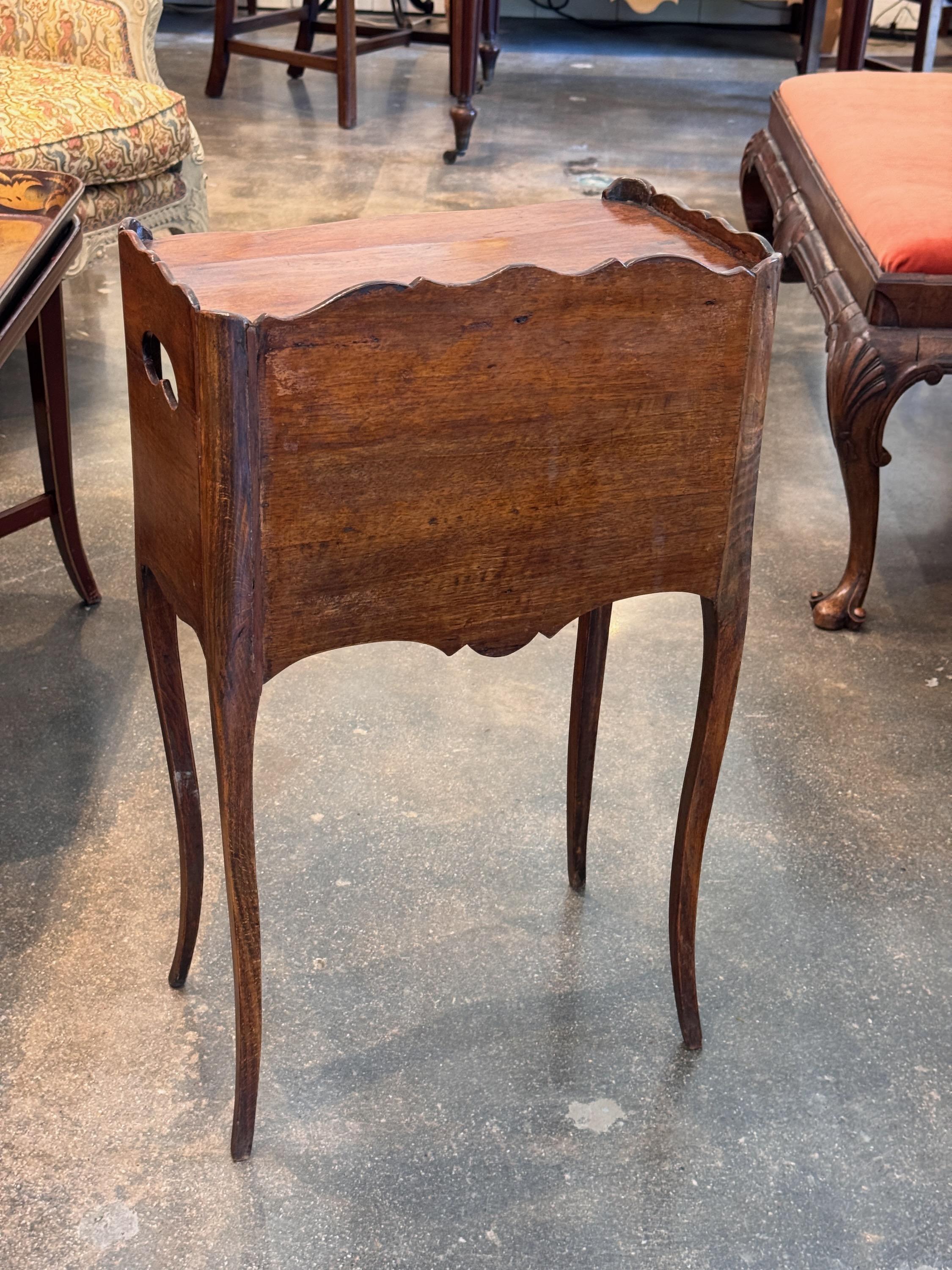 Table d'appoint française du 19ème siècle avec armoire ouverte en vente 4