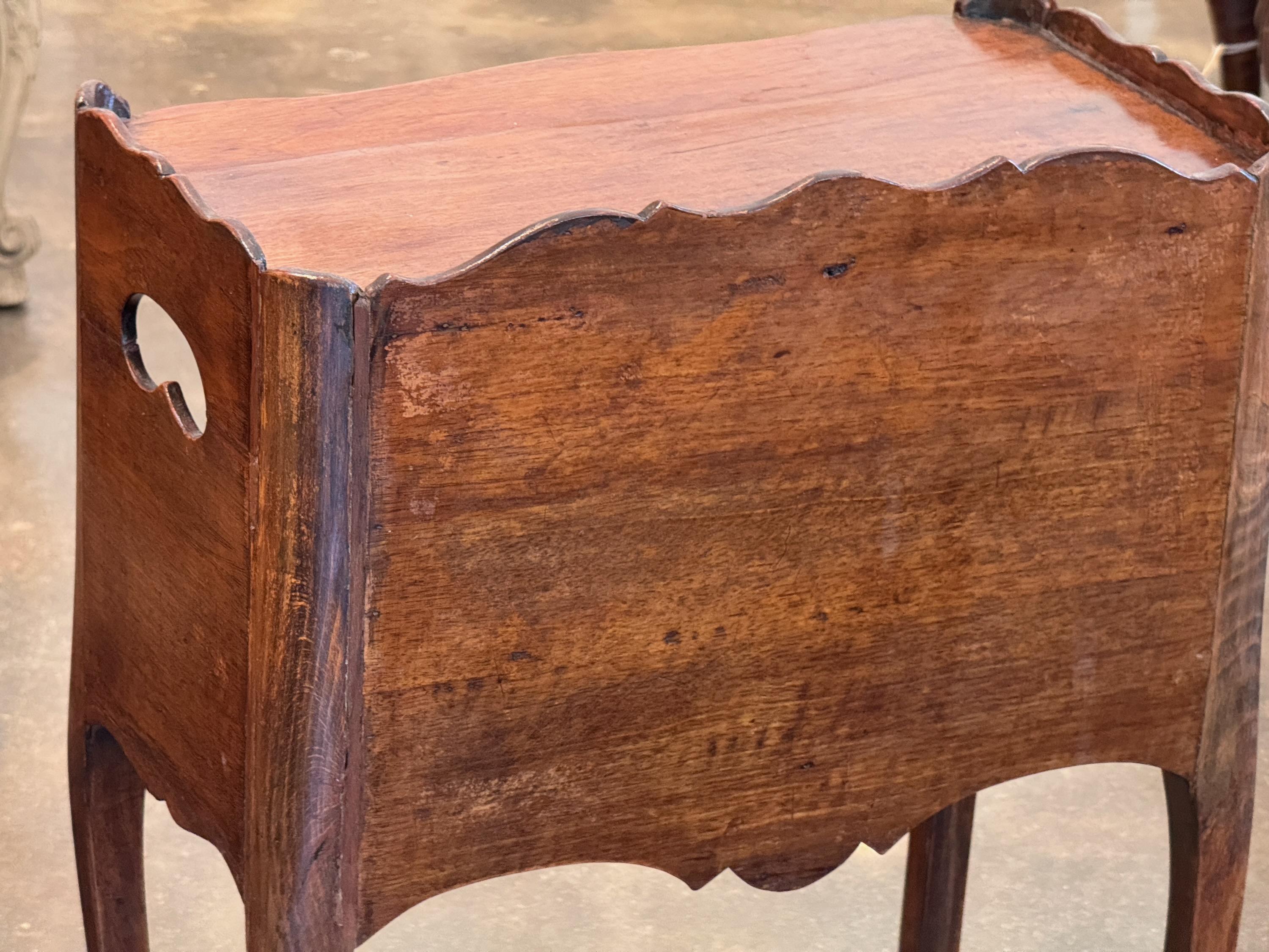 Table d'appoint française du 19ème siècle avec armoire ouverte en vente 5