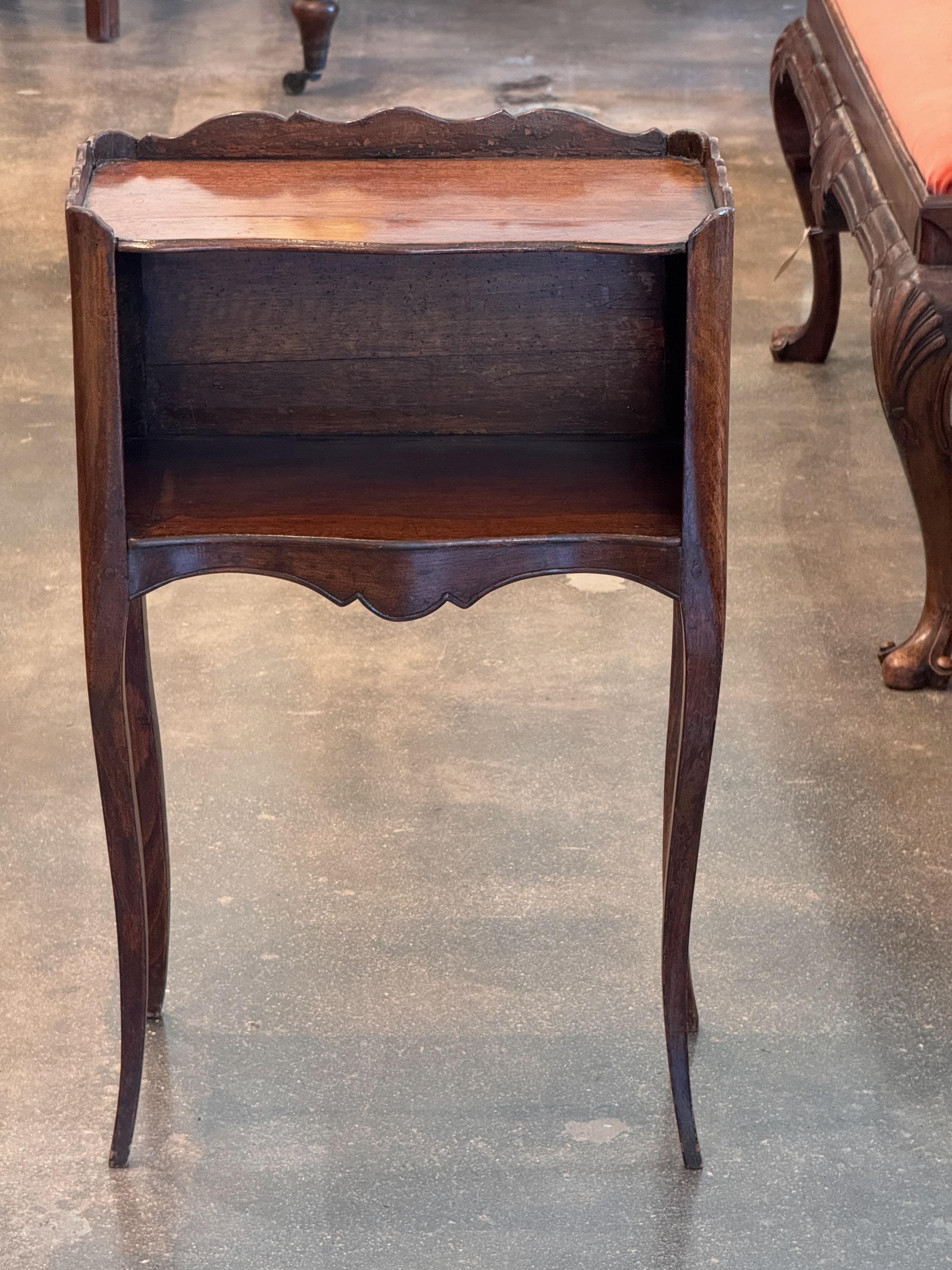 Français Table d'appoint française du 19ème siècle avec armoire ouverte en vente