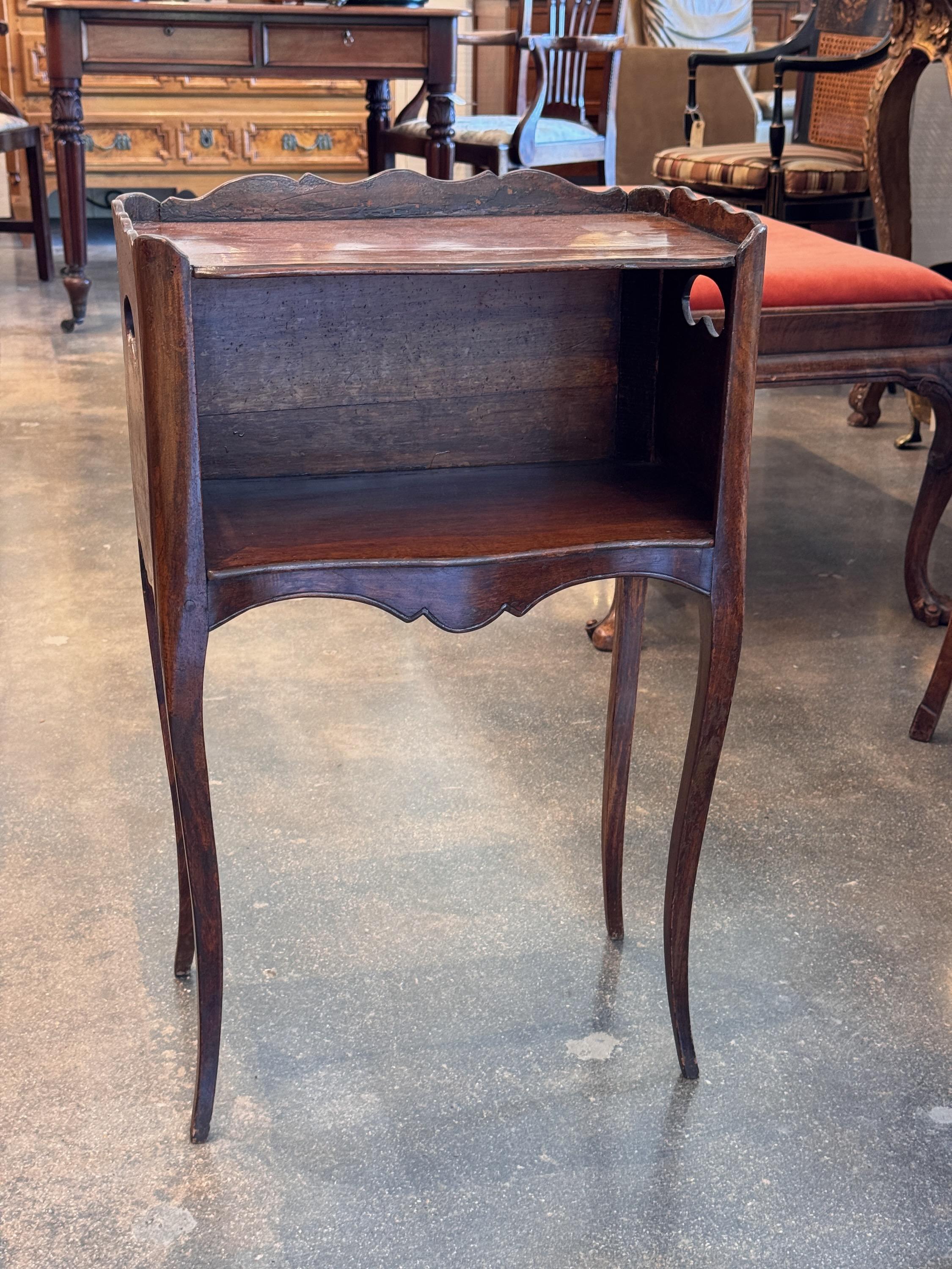 Table d'appoint française du 19ème siècle avec armoire ouverte Bon état - En vente à Charlottesville, VA