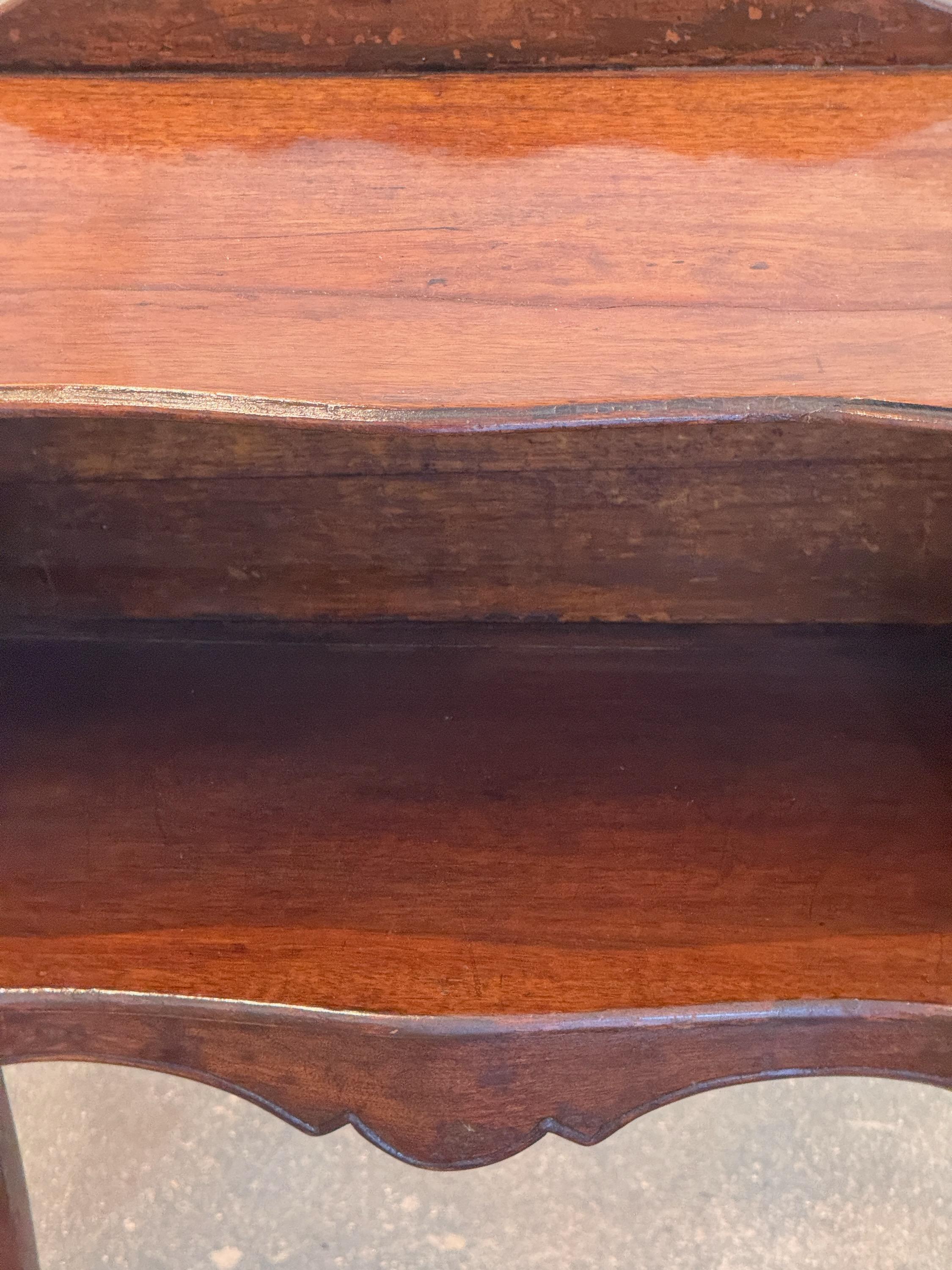 Bois Table d'appoint française du 19ème siècle avec armoire ouverte en vente