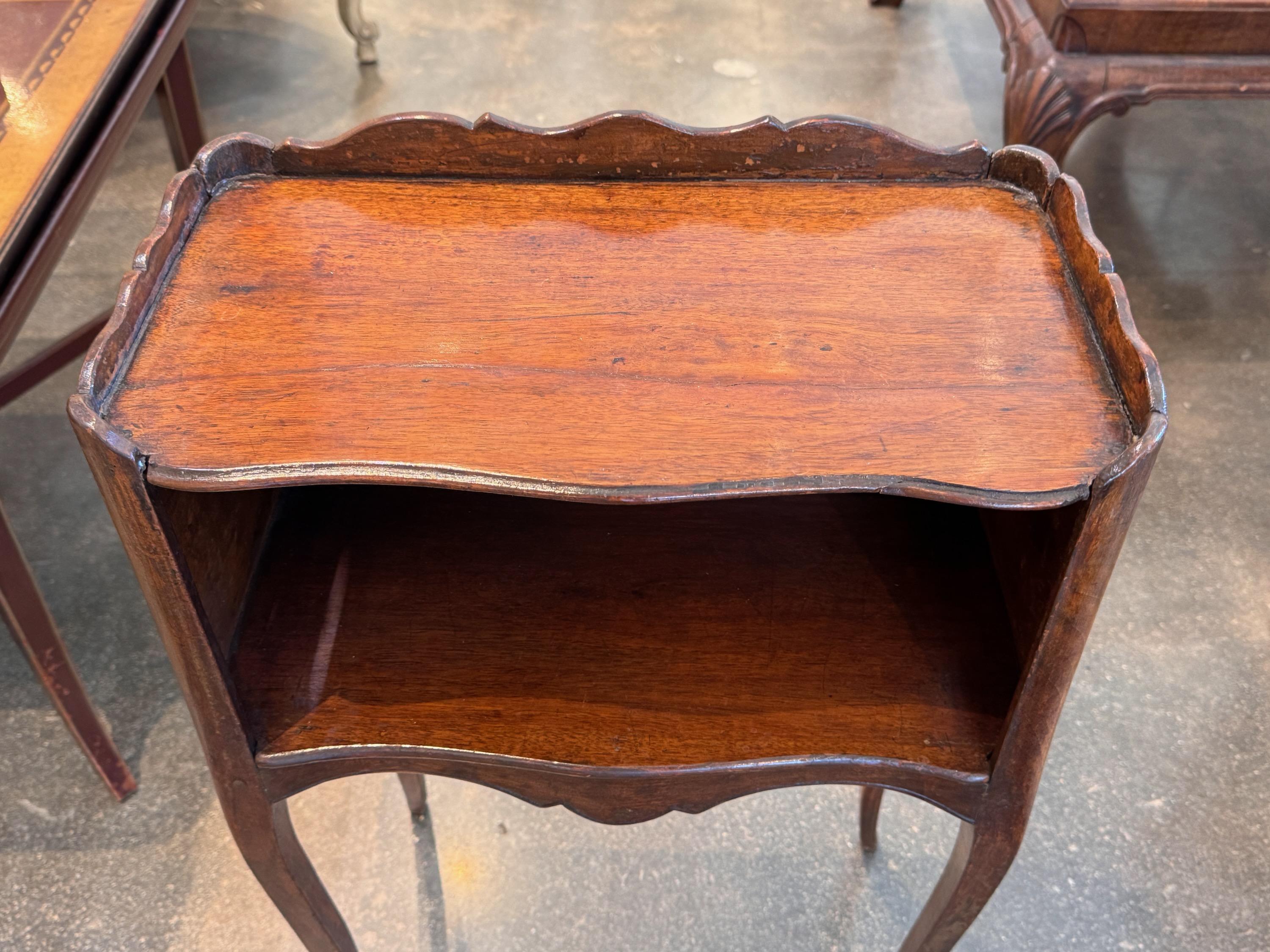 Table d'appoint française du 19ème siècle avec armoire ouverte en vente 1
