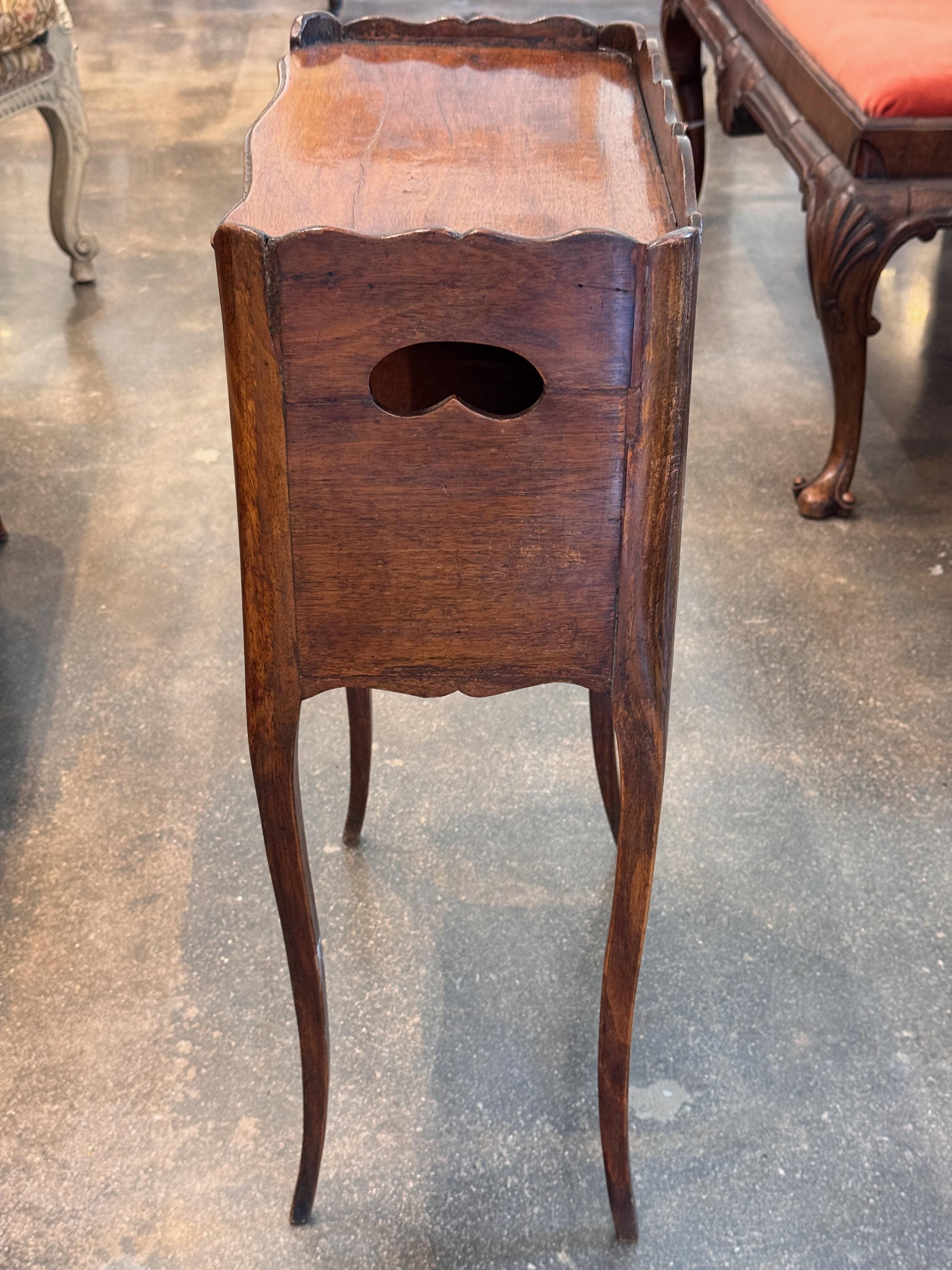 Table d'appoint française du 19ème siècle avec armoire ouverte en vente 2