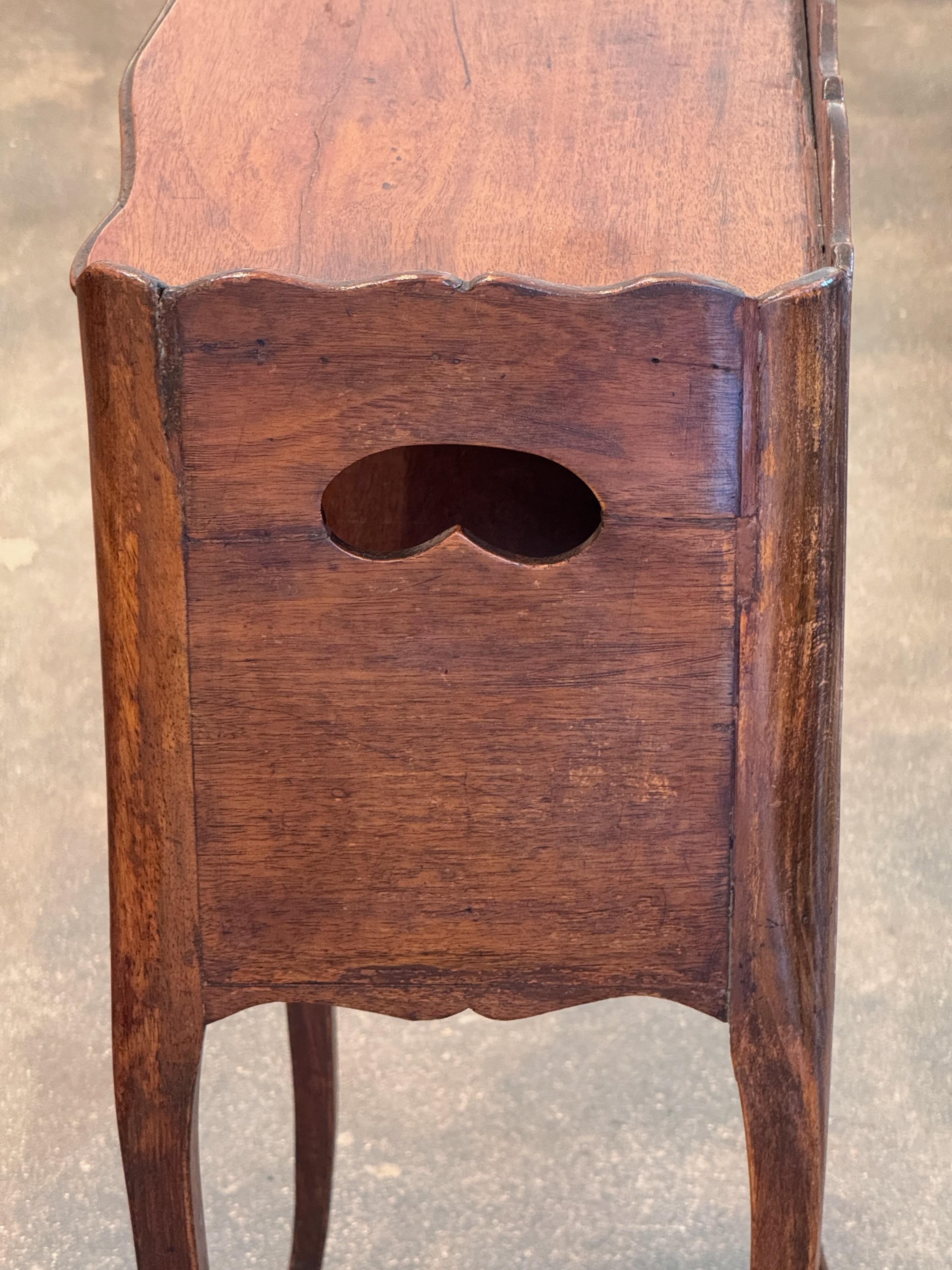 Table d'appoint française du 19ème siècle avec armoire ouverte en vente 3