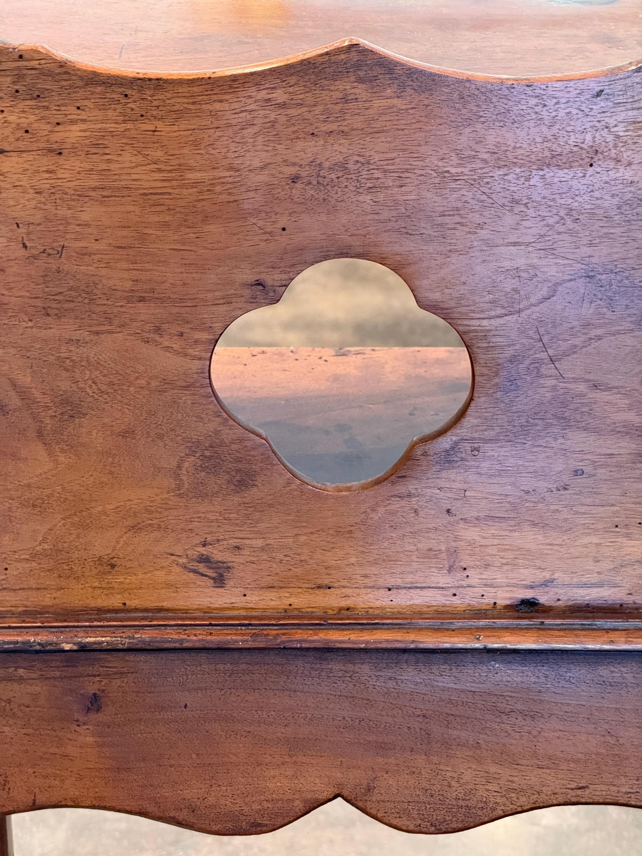 Table d'appoint française du 19ème siècle avec armoire ajourée en vente 4