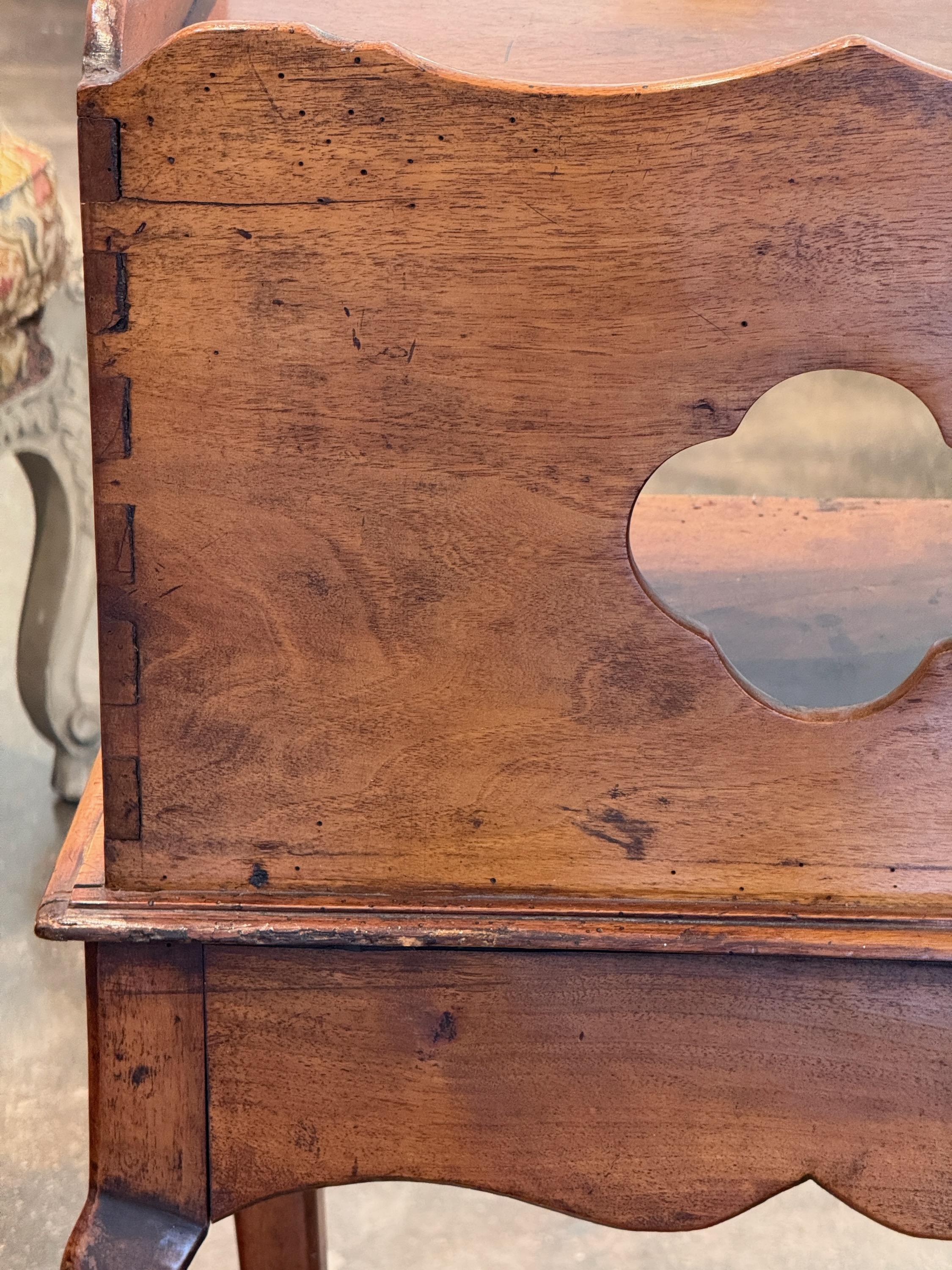 Table d'appoint française du 19ème siècle avec armoire ajourée en vente 5