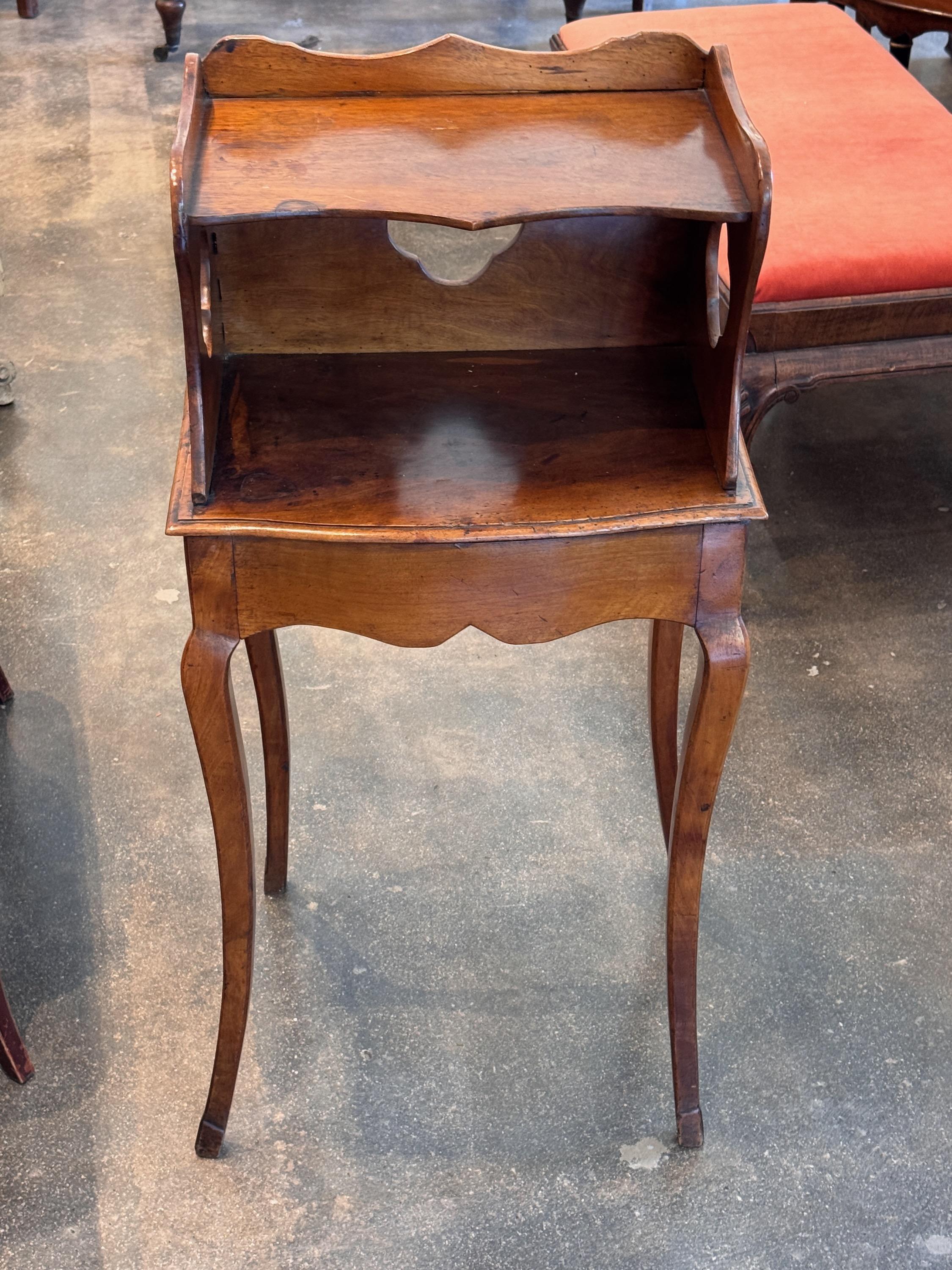 Français Table d'appoint française du 19ème siècle avec armoire ajourée en vente