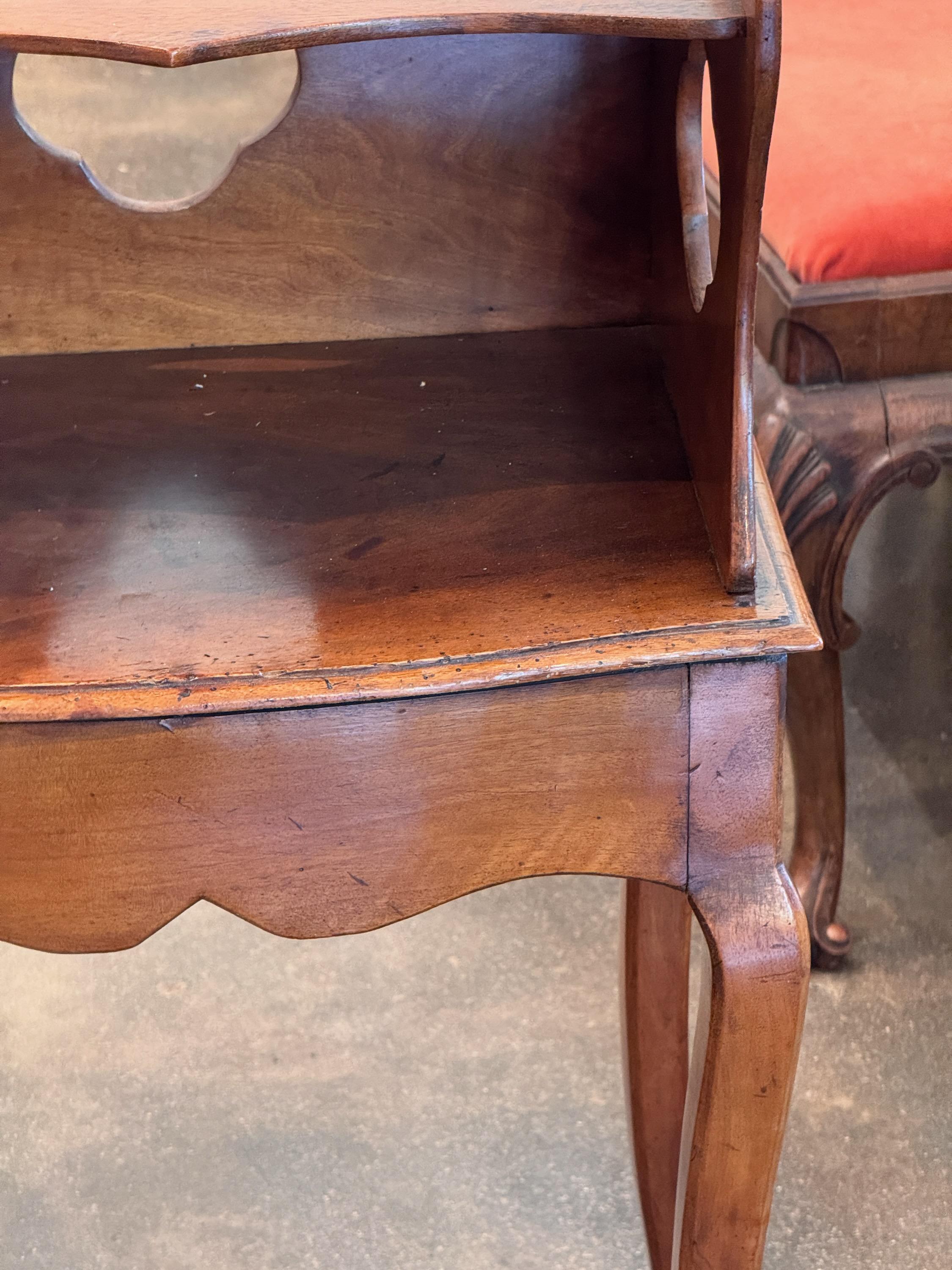 Table d'appoint française du 19ème siècle avec armoire ajourée Bon état - En vente à Charlottesville, VA