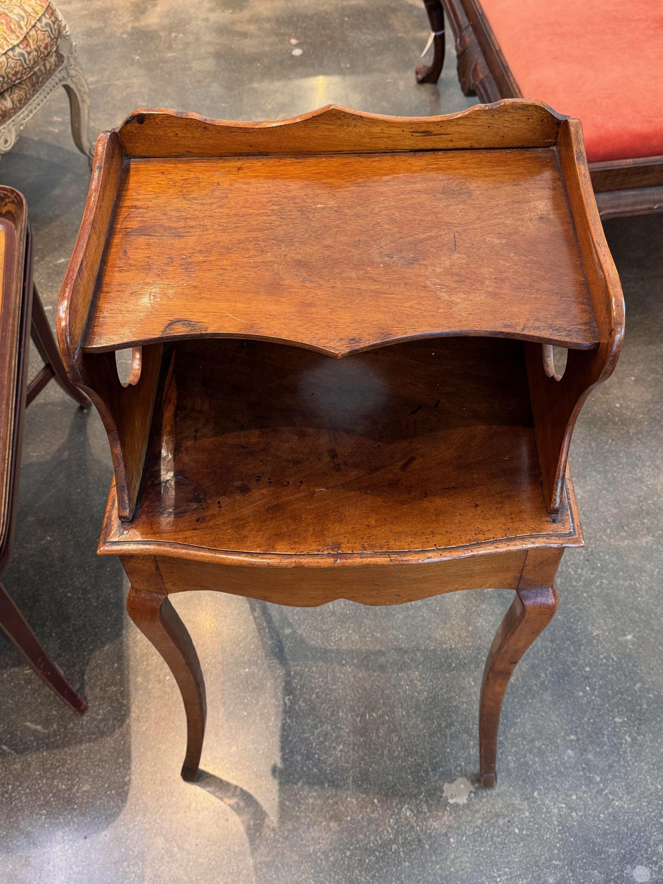 Bois Table d'appoint française du 19ème siècle avec armoire ajourée en vente