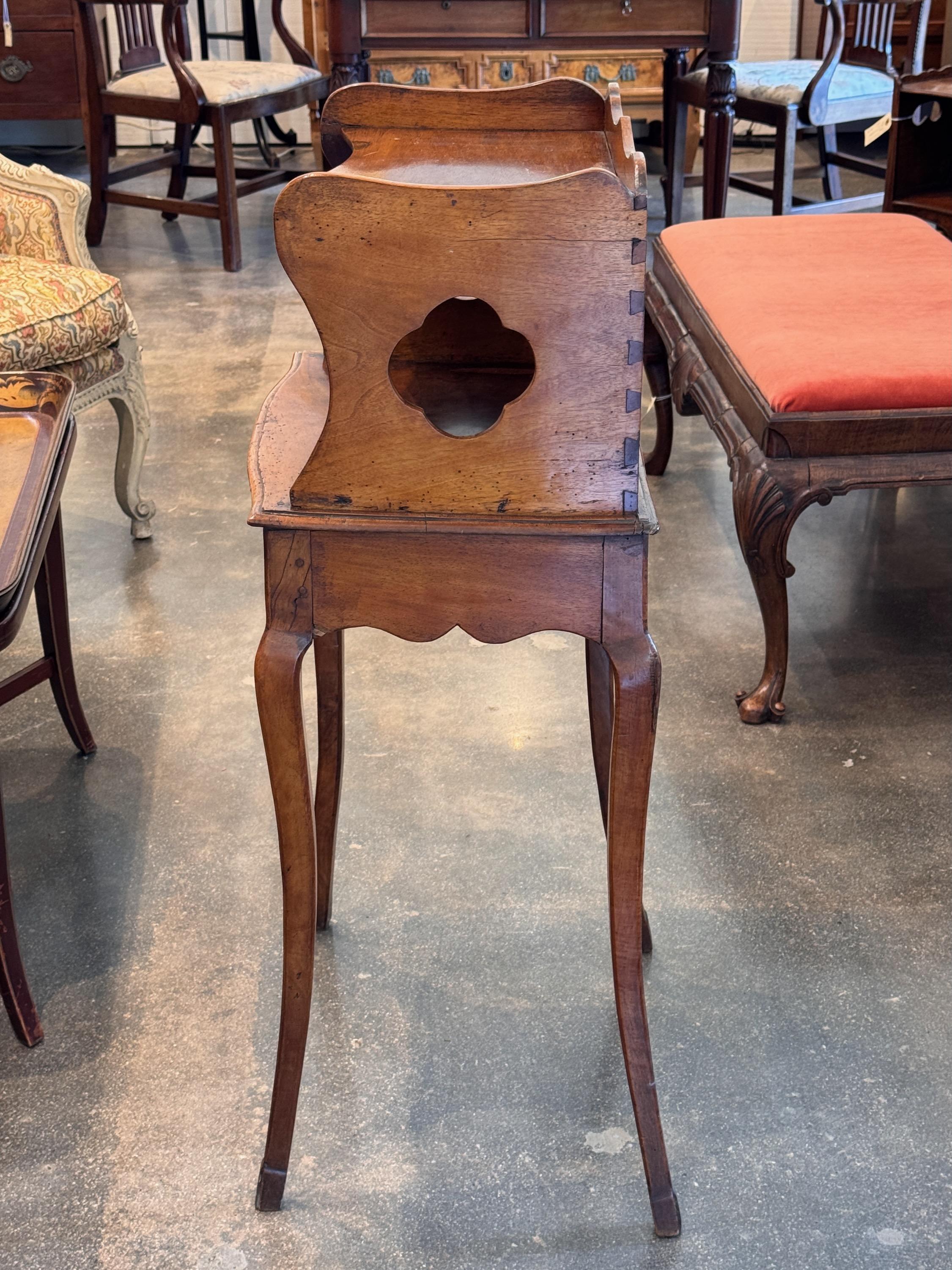 Table d'appoint française du 19ème siècle avec armoire ajourée en vente 1