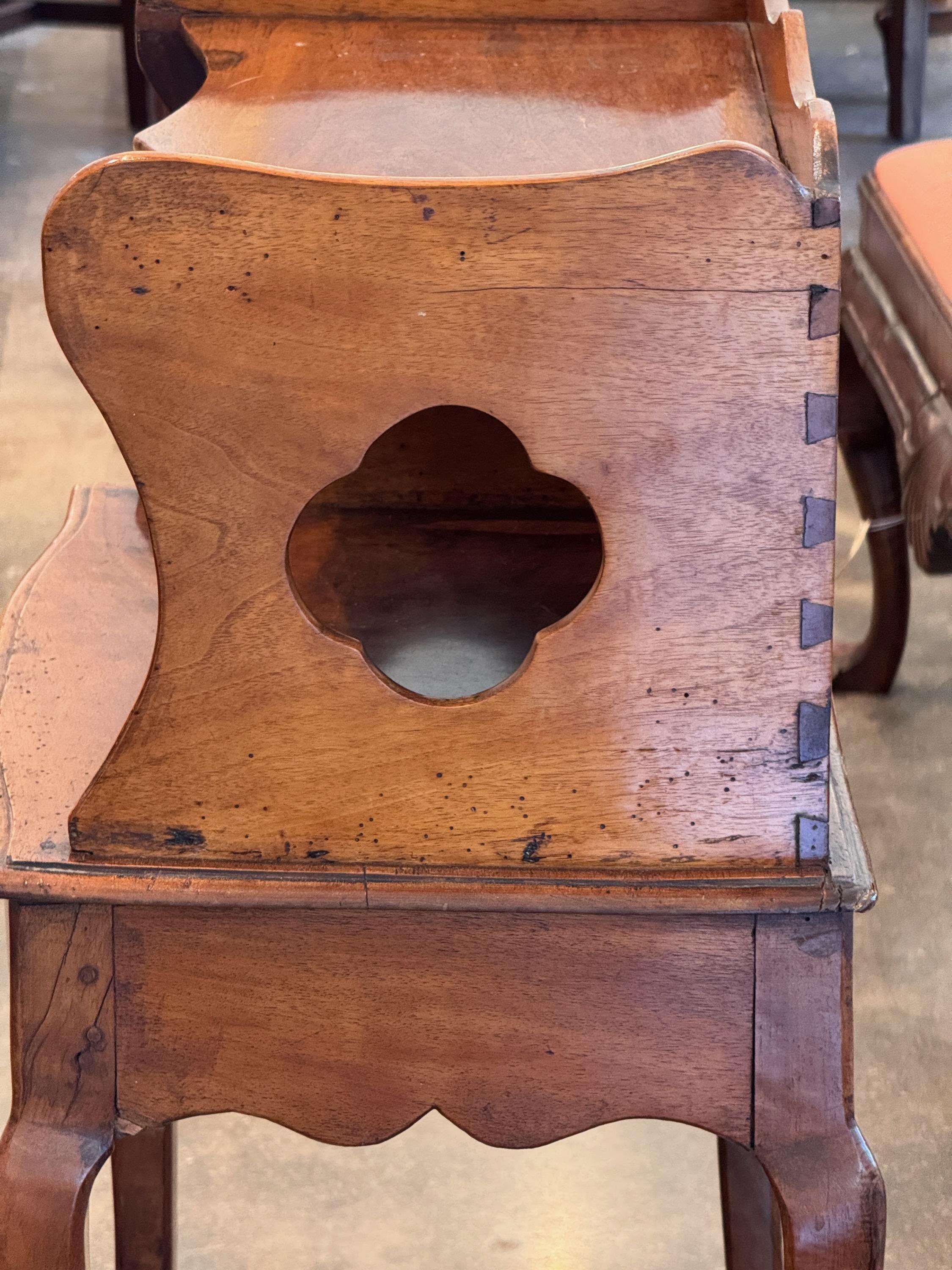 Table d'appoint française du 19ème siècle avec armoire ajourée en vente 2