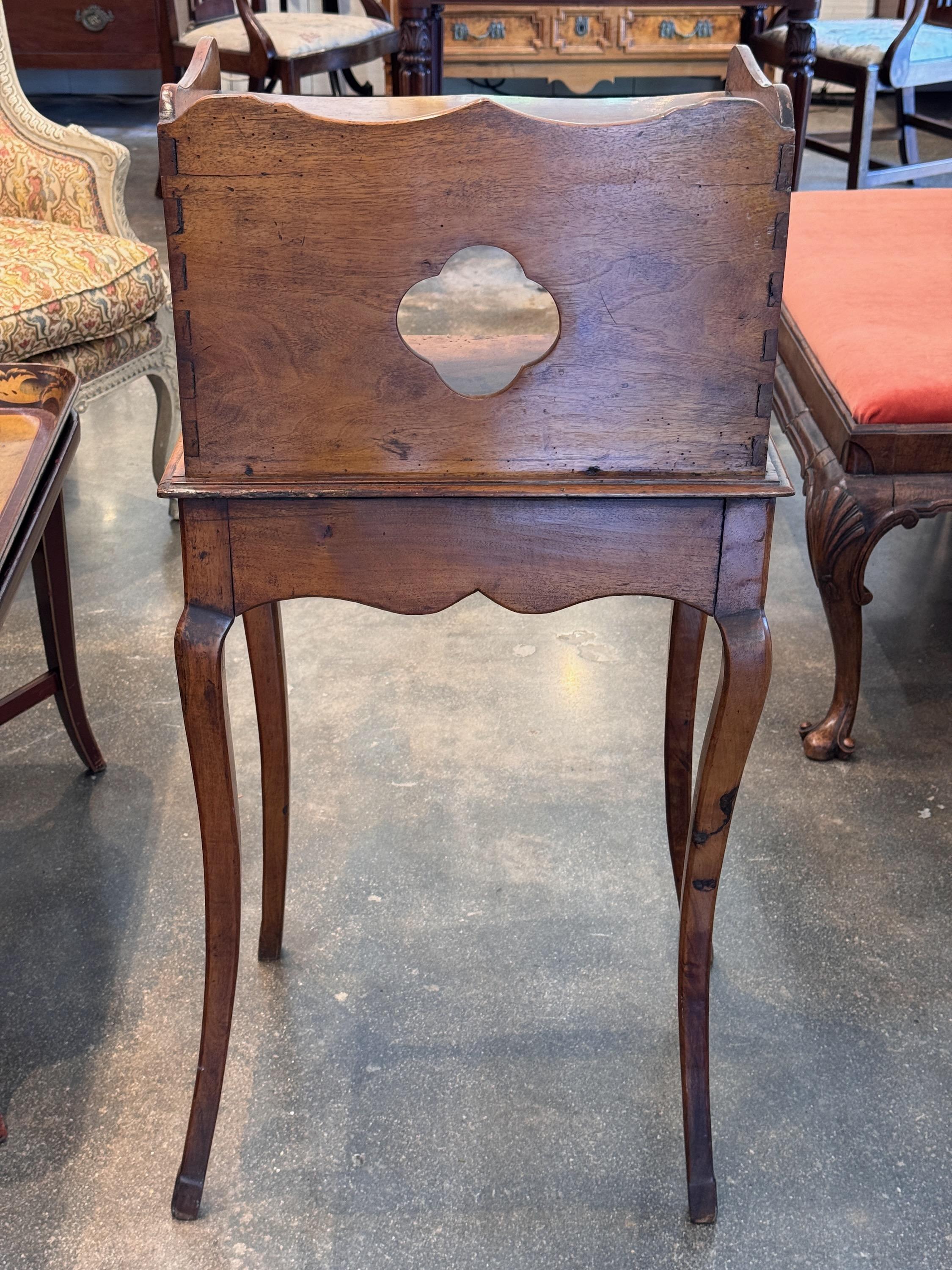 Table d'appoint française du 19ème siècle avec armoire ajourée en vente 3