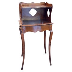 Mesa auxiliar francesa del siglo XIX con mueble calado