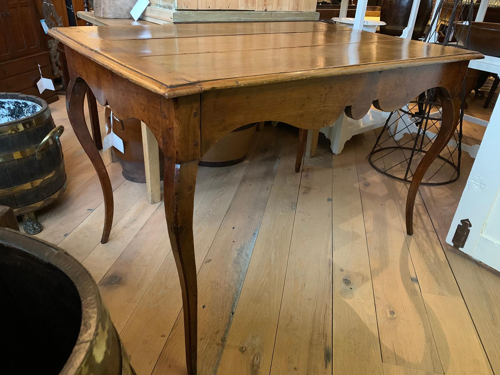 19th Century French Side Table with Scalloped Apron, Cabriole Legs In Good Condition In Atlanta, GA