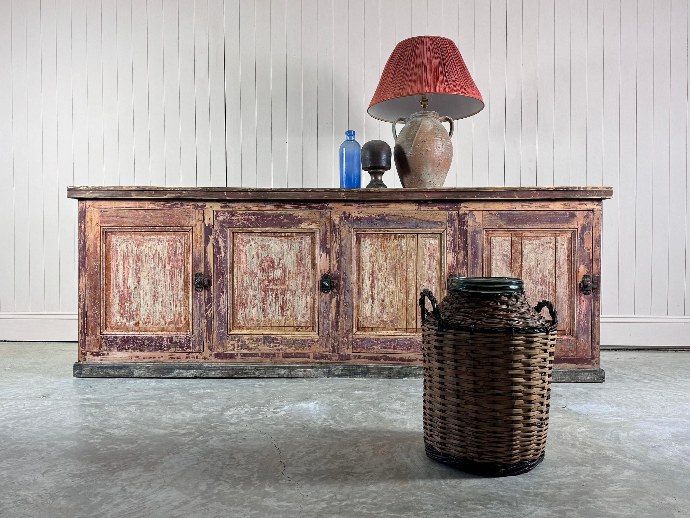 Questa incantevole credenza francese d'epoca è stata acquistata in Provenza.  Un'eleganza rustica e una ricca vernice bordeaux che mostra tutta la sua storia e il suo carattere.

Alcuni restauri che speriamo non si vedano, ma in generale abbiamo