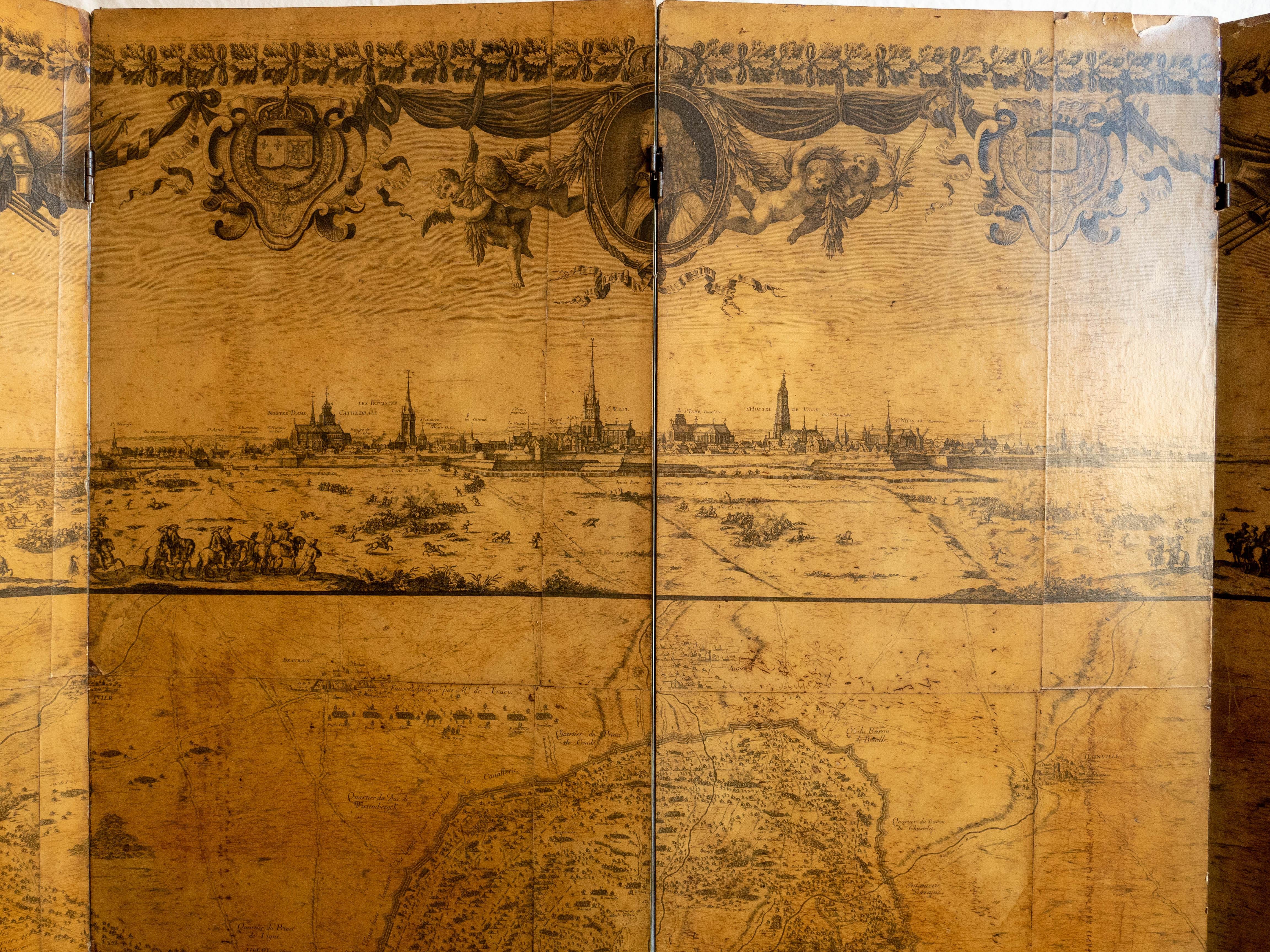 Paravent ancien Louis XIV Siège d'Arras, XIXe siècle, paravent à quatre panneaux avec lithographie sur papier posée sur des panneaux de bois, représentant le plan de bataille schématique et le paysage d'une bataille décisive de la guerre