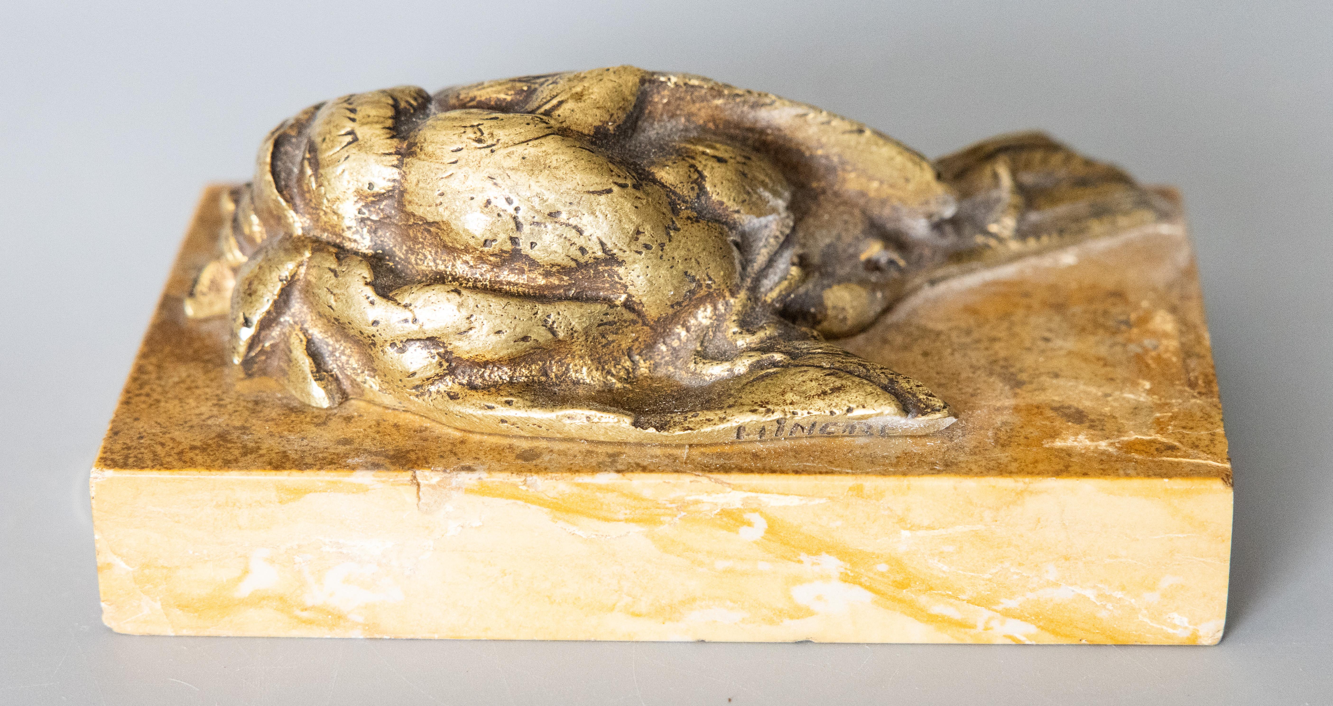 Antico fermacarte/trofeo di caccia per uccelli del XIX secolo in bronzo cesellato e patinato su una base in marmo dorato. Firmato HINGRE (Louis Théophile Hingre, 1832-1911).