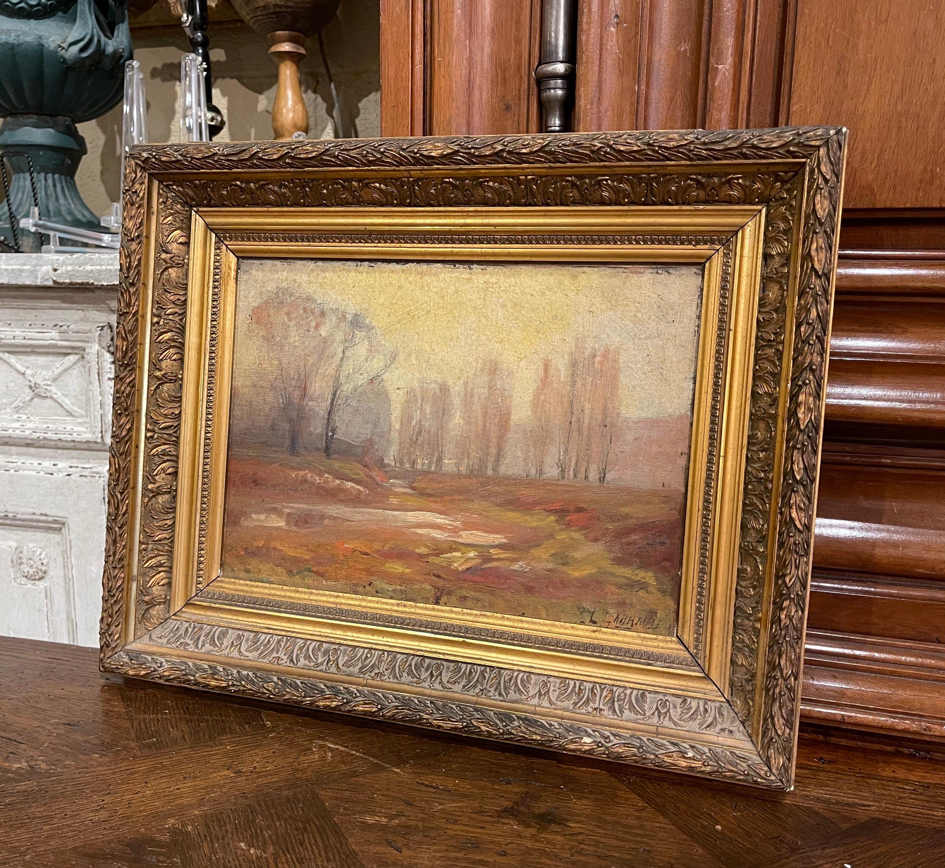 Ce charmant tableau antique de Barbizon a été créé en France, vers 1880. Dans son cadre doré sculpté d'origine, l'œuvre d'art peinte sur carton représente une scène de paysage avec des arbres et une rivière ; elle est signée dans le coin inférieur